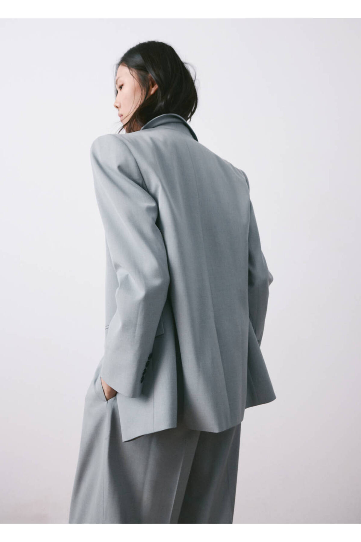MANGO  Düz kesim kapaklı cepli kumaş blazer ceket - Görsel 4