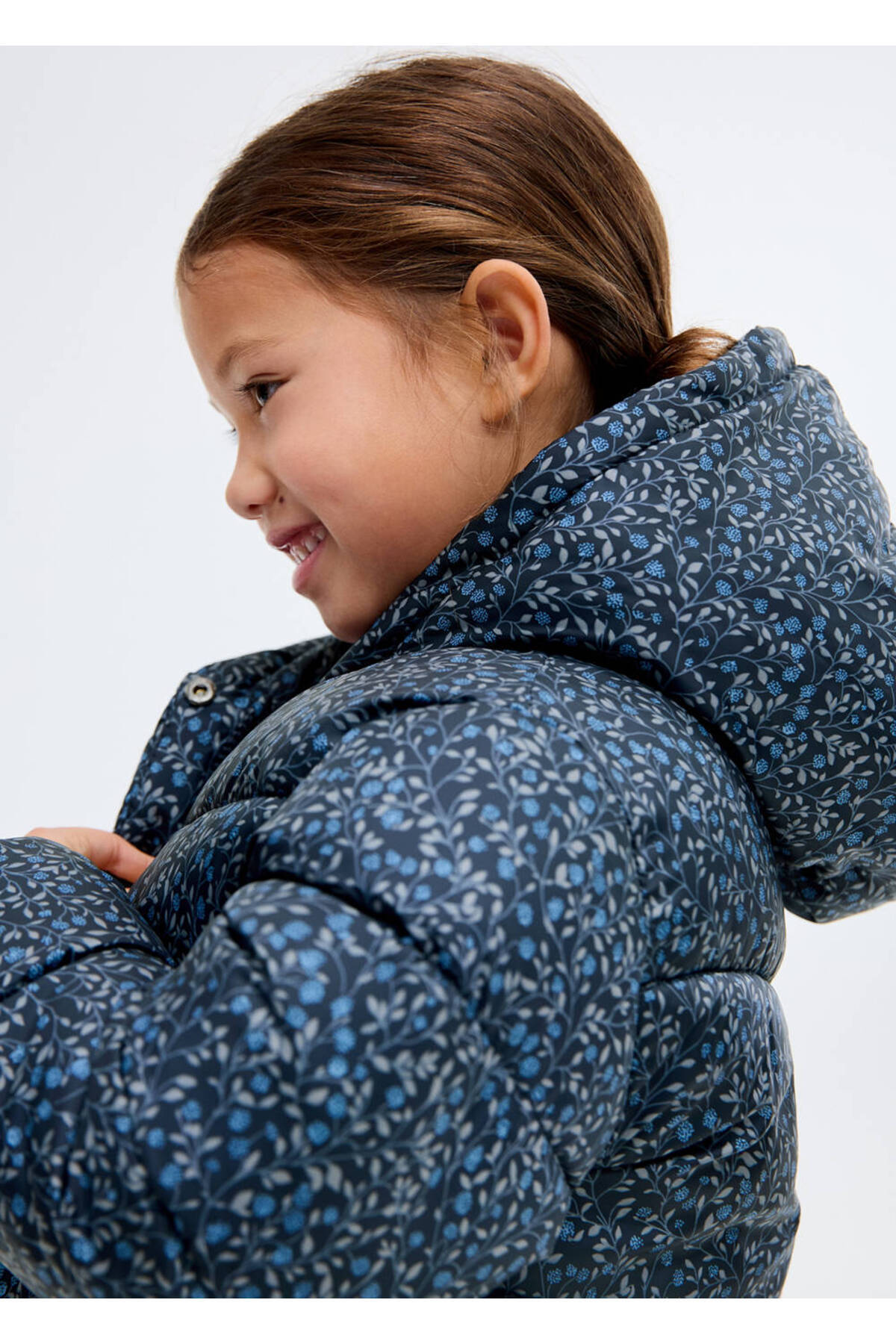 MANGO Baby Çiçek desenli kapüşonlu anorak fotoğrafı 6 (önizleme)