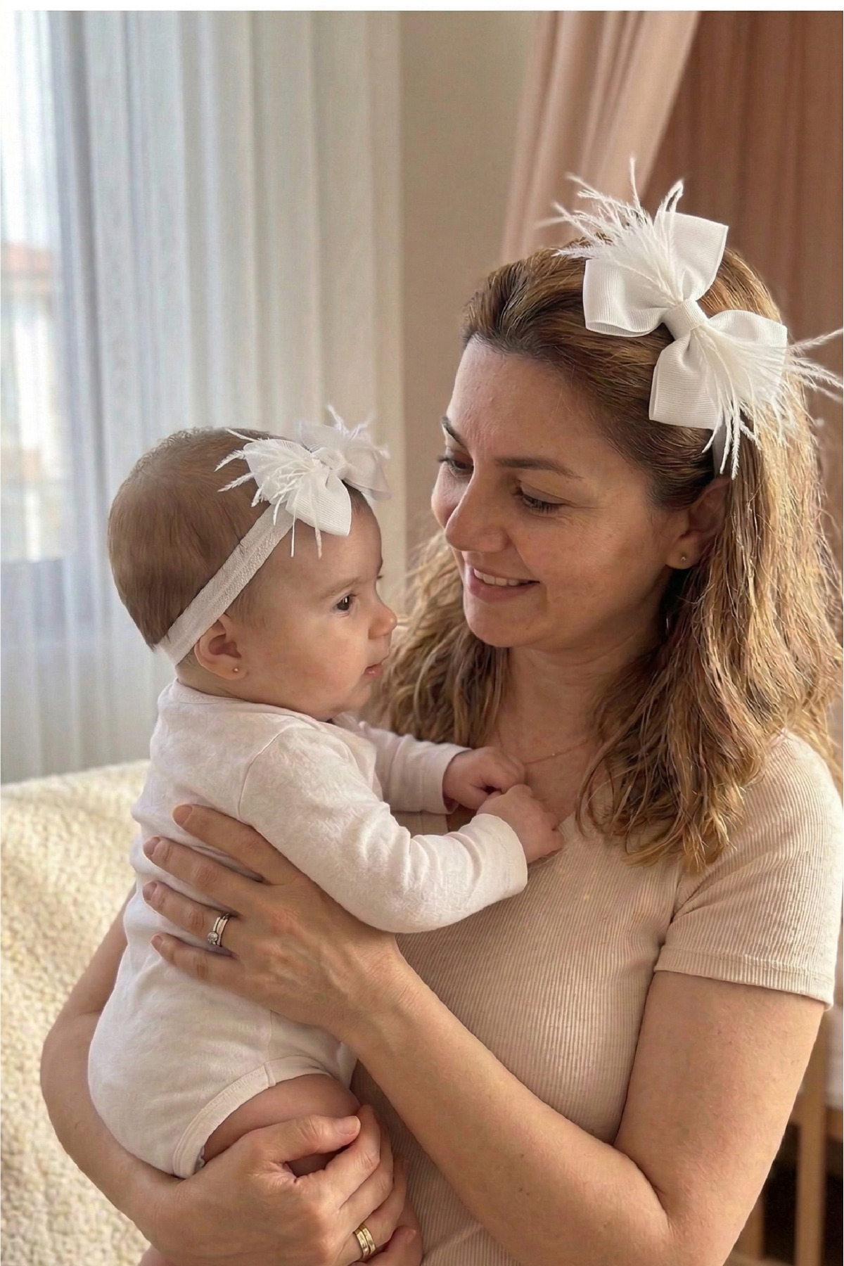 Massaltay Tüylü Fiyonklu Anne Lohusa Tacı ve Bebek Bandana Seti – Doğum Sonrası Anne Bebek Aksesuar Seti fotoğrafı 2 (önizleme)