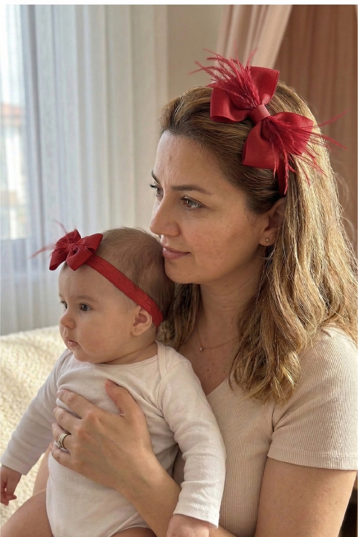 Massaltay Tüylü Fiyonklu Anne Lohusa Tacı ve Bebek Bandana Seti – Doğum Sonrası Anne Bebek Aksesuar Seti fotoğrafı 2 (önizleme)