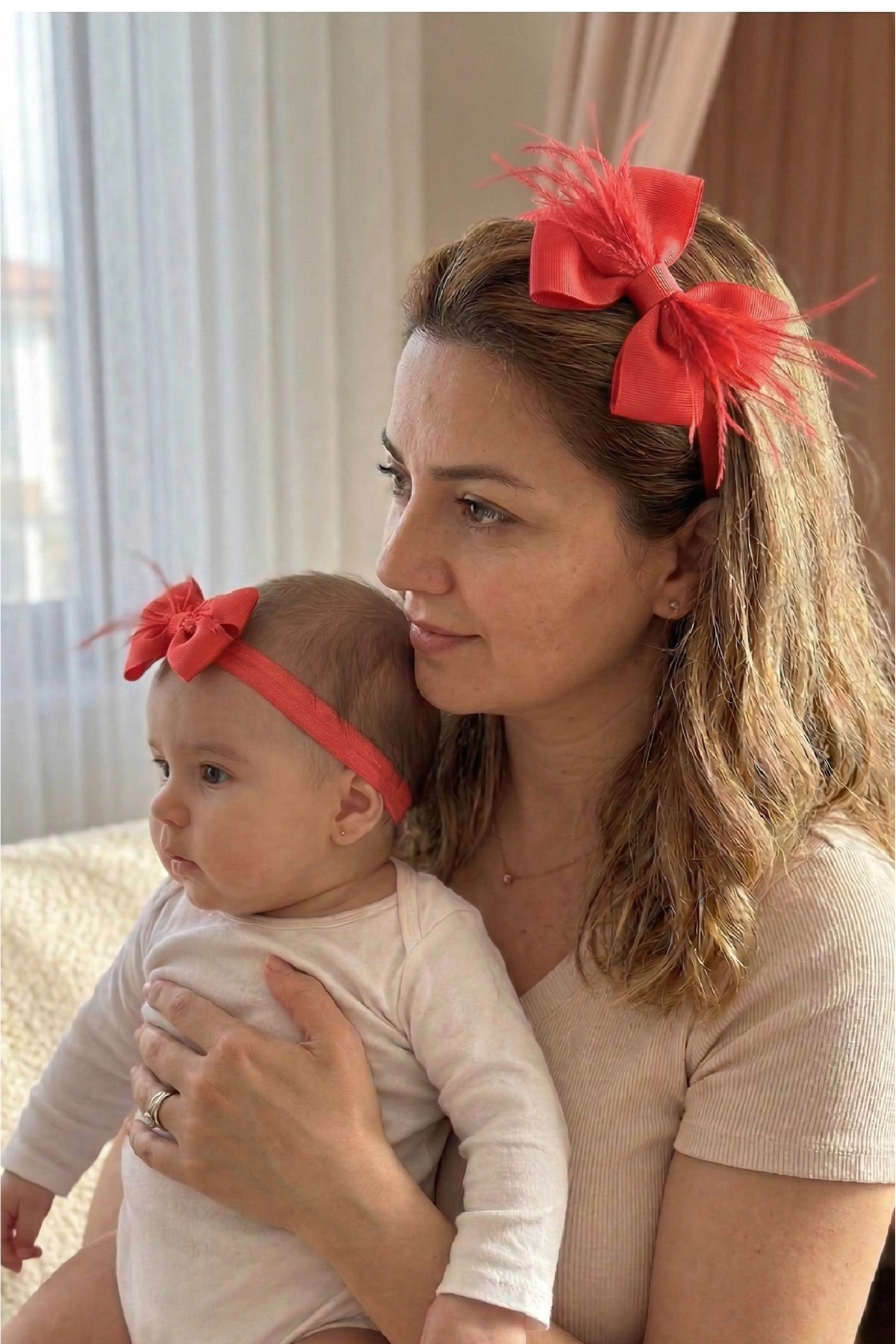 Massaltay Tüylü Fiyonklu Anne Lohusa Tacı ve Bebek Bandana Seti – Doğum Sonrası Anne Bebek Aksesuar Seti fotoğrafı 2 (önizleme)