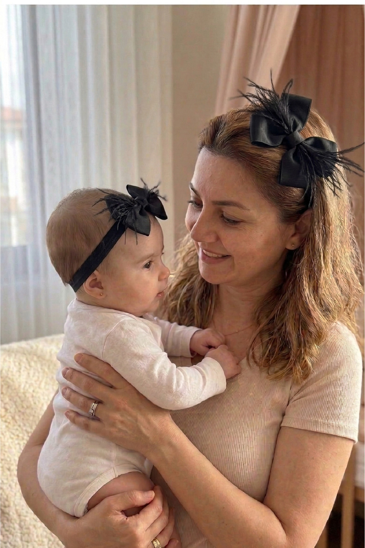 Massaltay Tüylü Fiyonklu Anne Lohusa Tacı ve Bebek Bandana Seti – Doğum Sonrası Anne Bebek Aksesuar Seti fotoğrafı 2 (önizleme)