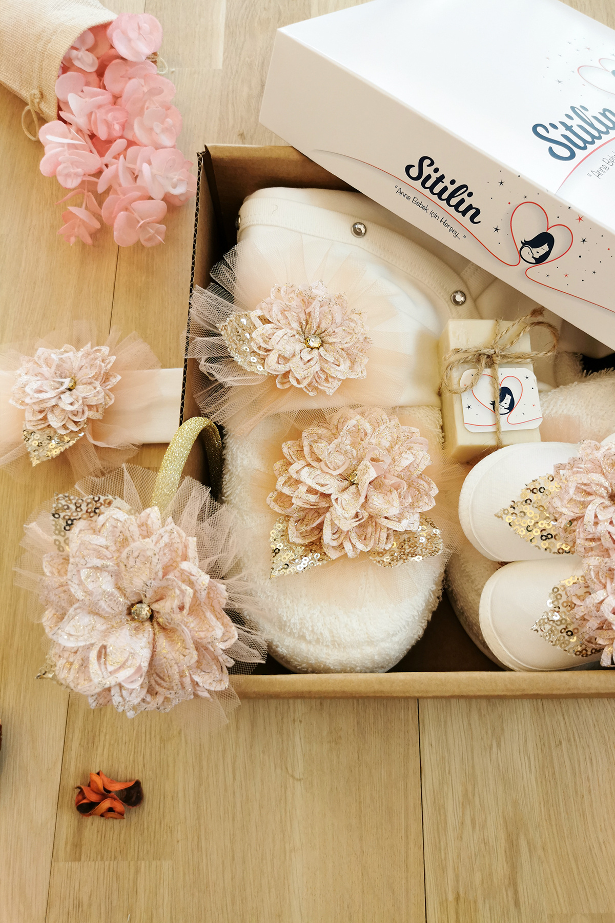 Sitilin Lohusa Anne ve Bebek Terlik Taç Seti Takım 4903 STL4533 fotoğrafı 2 (önizleme)