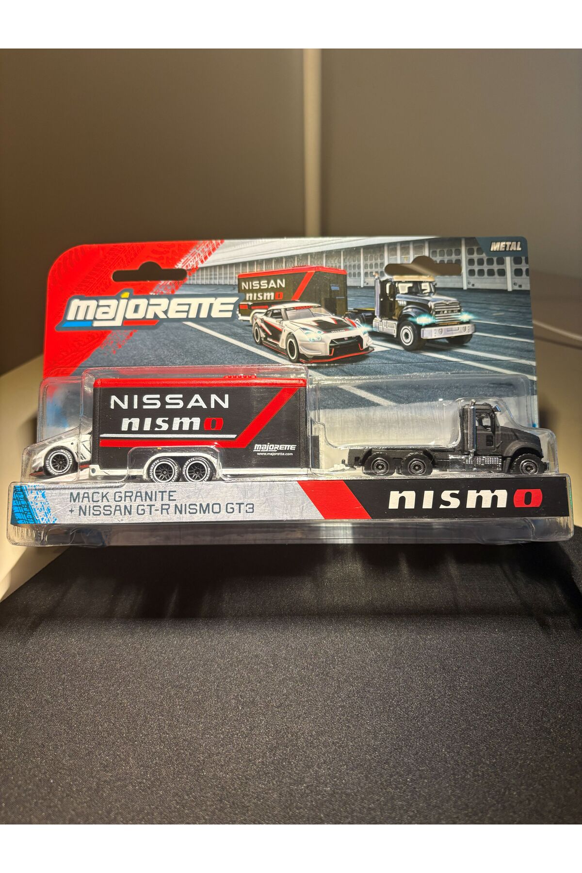 Majorette Racing Deluxe Trailer Set Mack Granite + Nissan GT-R