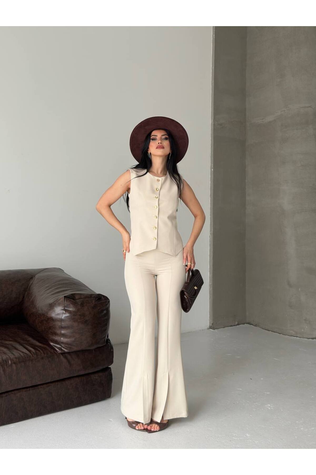 Women's Beige Two-Piece Set with Slit Hem Trousers and Buttoned Vest - Görsel 5