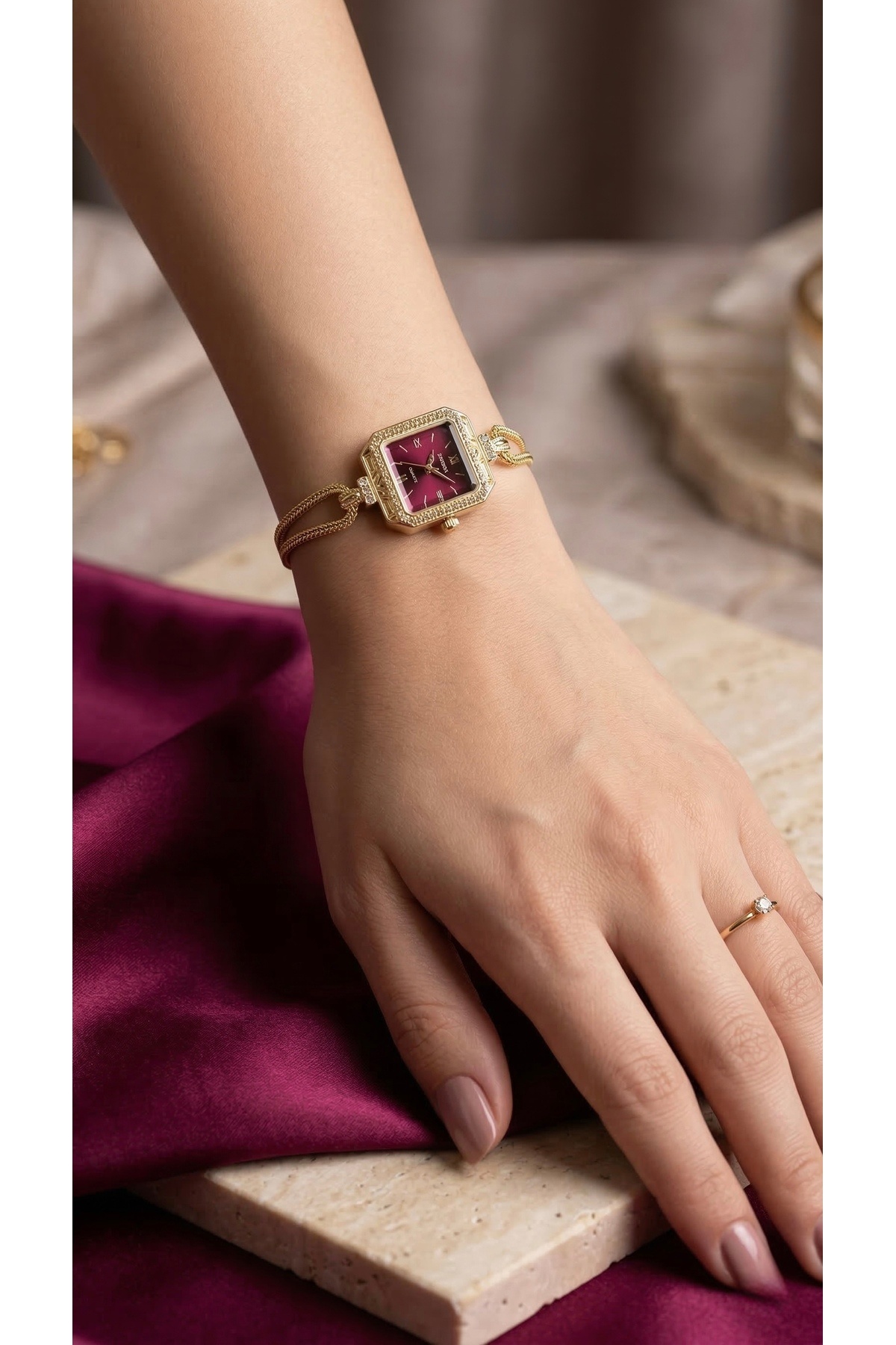 KLISHE Butik  Kadın Çelik Saat Gold Renk Bordo Kadran Vintage Kare Kasa Taşlı Lüks Zarif Şık Kadın Kol Saati 2026 - Görsel 4