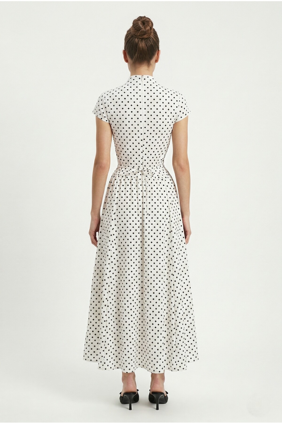 Ritnice  Kadın Victoria Arkadan Bağcıklı Puantiyeli Uzun Beyaz Dokuma Elbise - Görsel 4