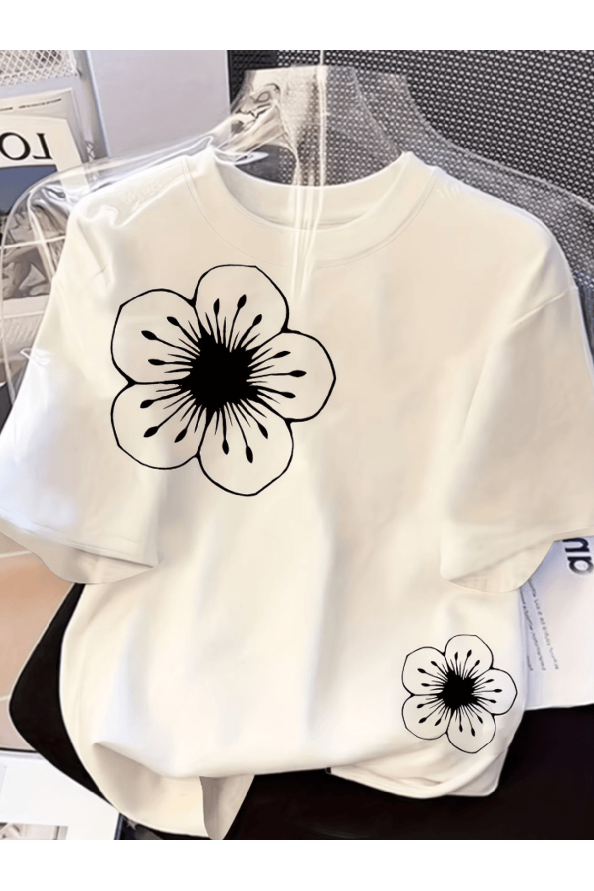 one button Δύο μαύρα μπλουζάκια με φλοράλ στάμπα Premium Oversize