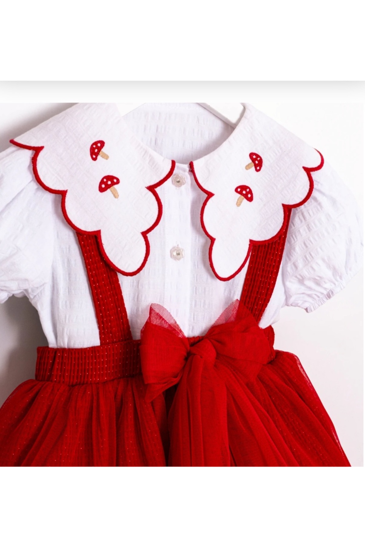 Cumino Kız Çocuk Kırmızı Mantar Nakışlı Bebek Yaka Gömlek ve Jile Etek Takımı fotoğrafı 3 (önizleme)