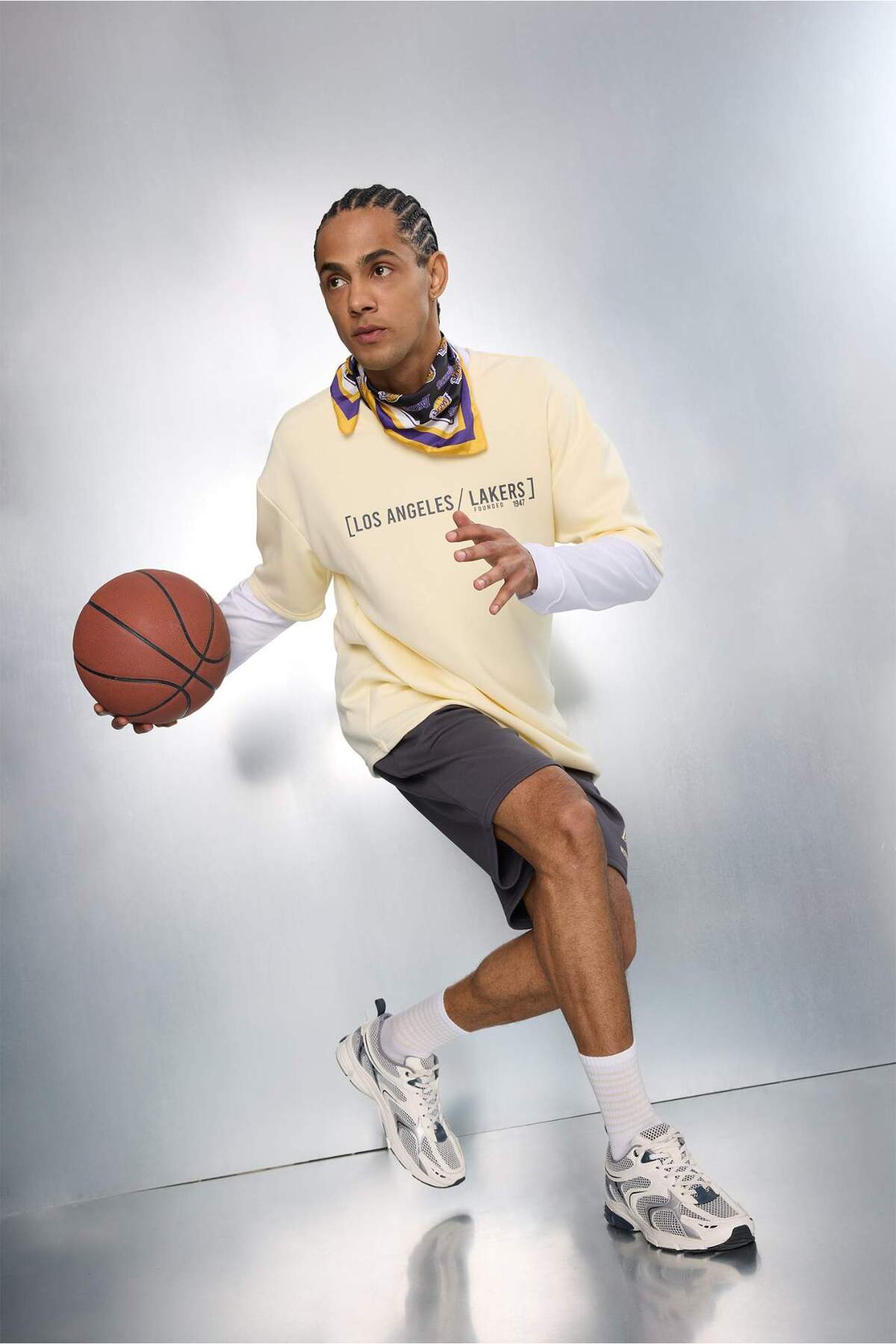 DeFacto Ultra Yumuşak NBA Los Angeles Lakers Standart Fit Şort F9802AX26SP görsel 2