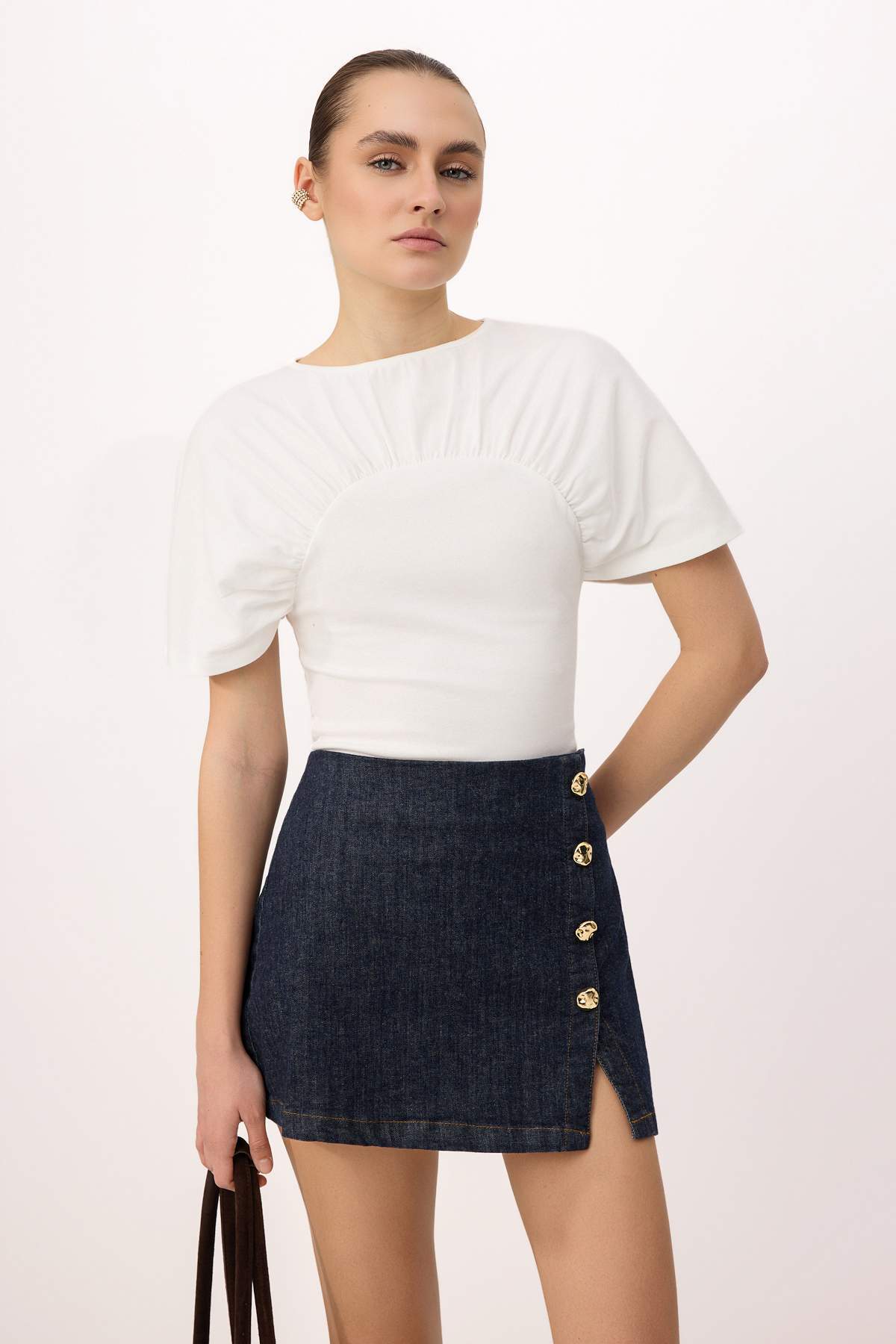 Trendyolmilla  Ekru Fitted/Vücuda Oturan Kayık Yaka Kısa Kollu %100 Pamuk Örme T-Shirt TWOSS26TS00264 - Görsel 2