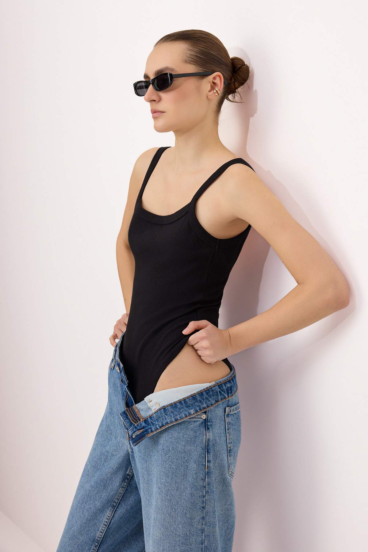 Trendyolmilla Siyah Vücuda Oturan Havuz Yaka İnce Askılı Kolsuz Uzun Fitilli Esnek Örme Body TWOSS25BD00029