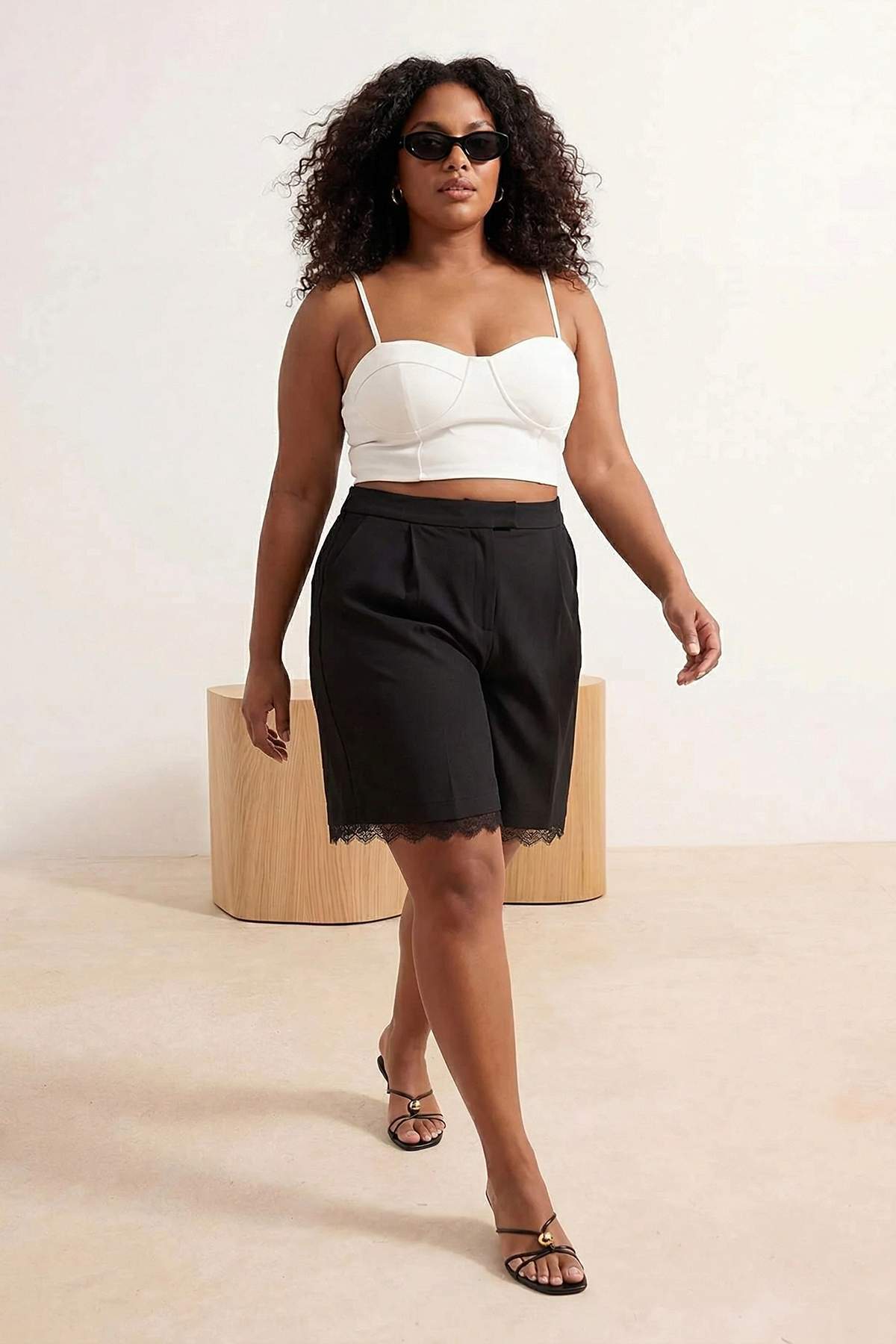 Trendyolmilla  Siyah Paçası Dantelli Dokuma Büyük Beden Şort TBBSS26AP00029 - Görsel 3