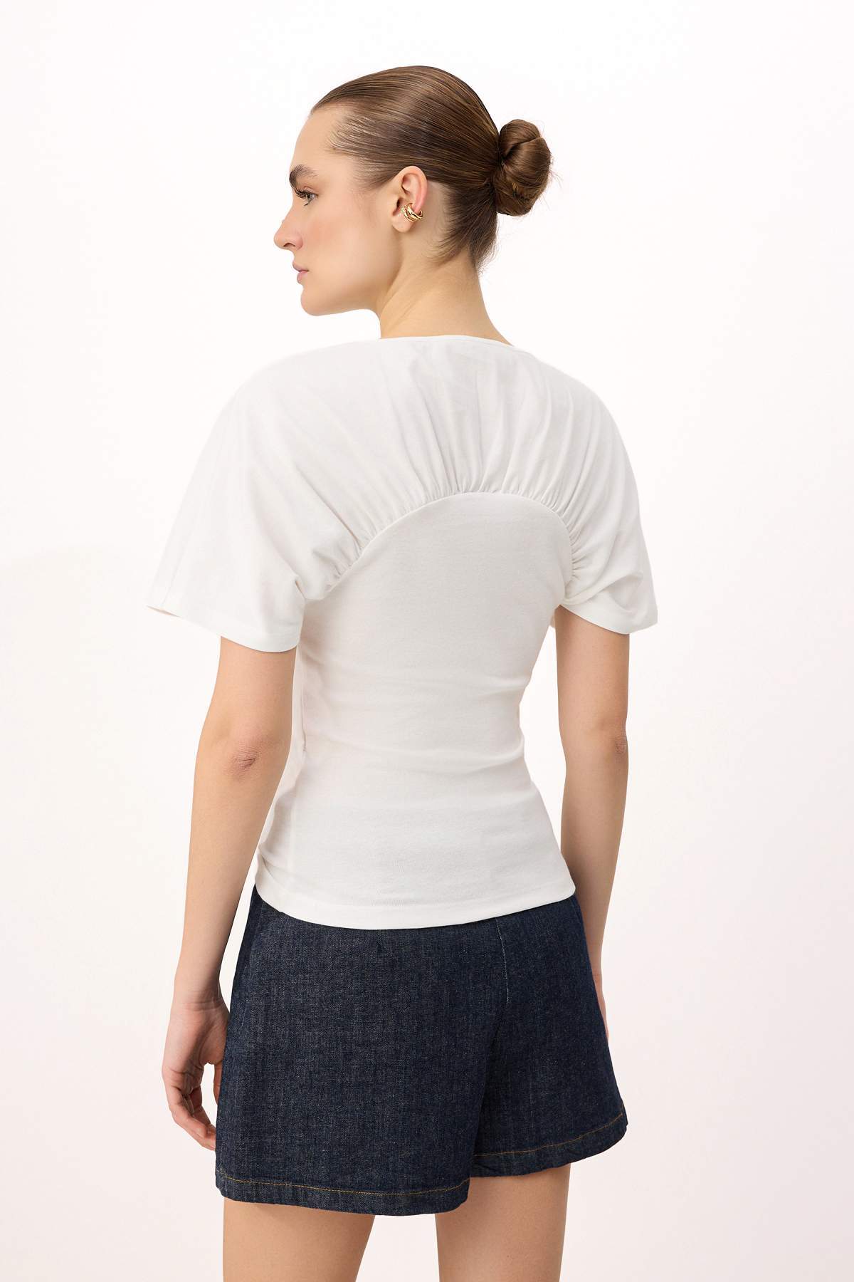 Trendyolmilla  Ekru Fitted/Vücuda Oturan Kayık Yaka Kısa Kollu %100 Pamuk Örme T-Shirt TWOSS26TS00264 - Görsel 4