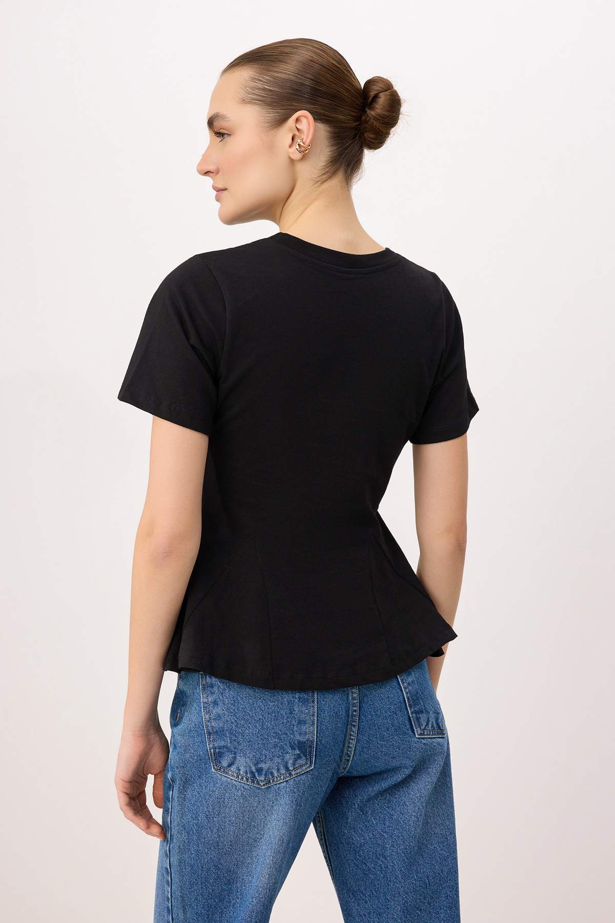 Trendyolmilla  Siyah Düz Peplum Bisiklet Yaka Standart Kol Kısa %100 Pamuk Örme Bluz TWOSS26BZ00028 - Görsel 4