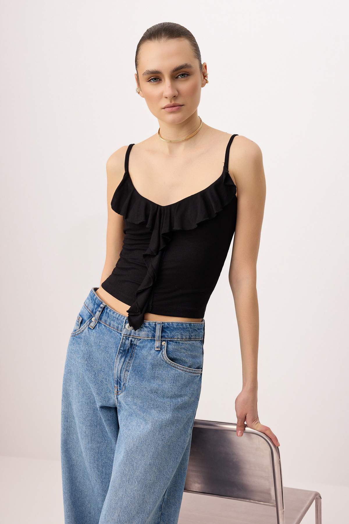 Trendyolmilla Siyah Askılı Fırfırlı Fitted/Vücuda Oturan Örme Bluz TWOSS25BZ00601