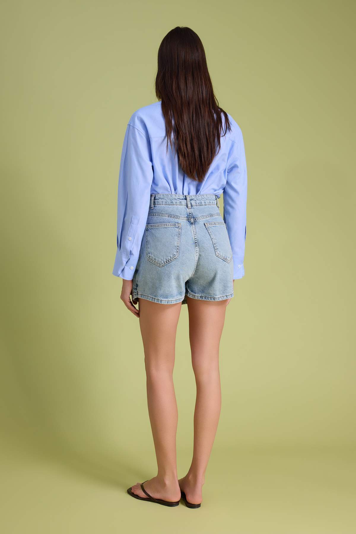 Trendyolmilla  Açık Mavi Yırtmaçlı Denim Şort Etek TWOSS23SR00091 - Görsel 4