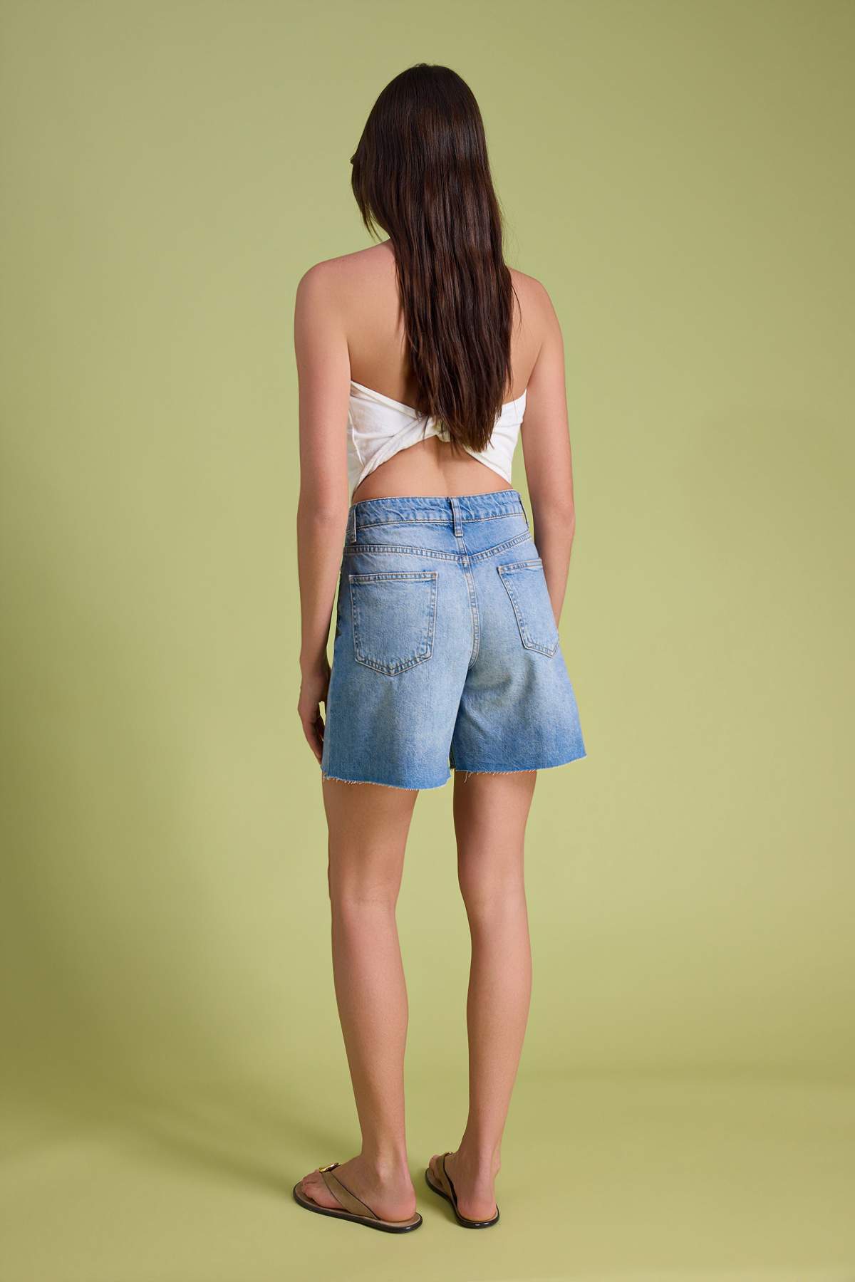 Trendyolmilla  Açık Mavi %100 Pamuk Yüksek Bel Denim City Şort TWOSS26SR00095 - Görsel 3