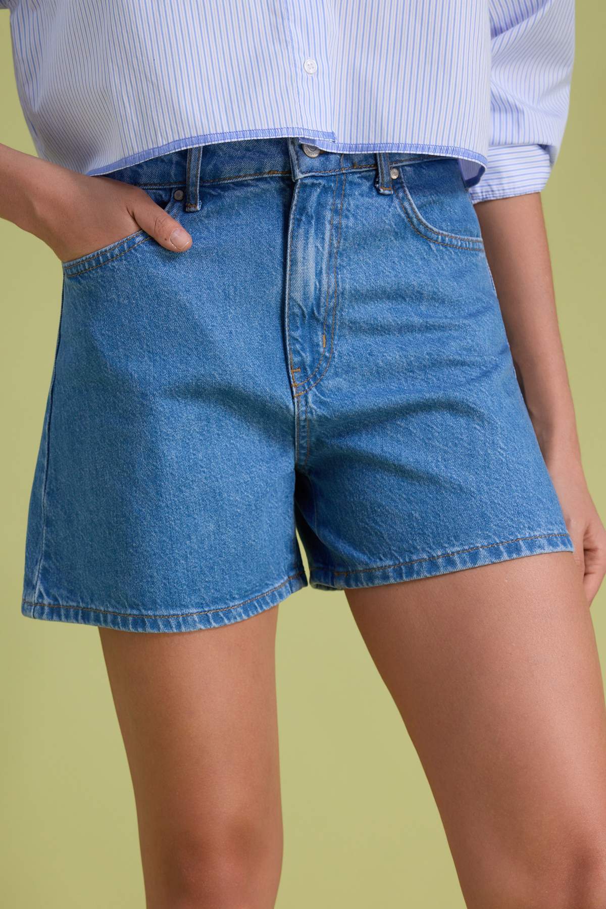 Trendyolmilla  Mavi City Boy %100 Pamuk Yüksek Bel Denim Şort TWOSS26SR00170 - Görsel 3