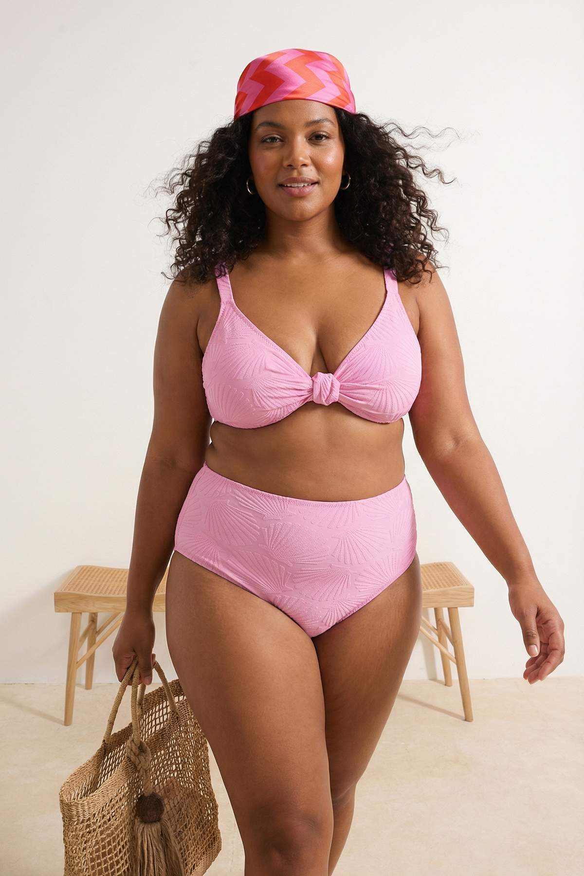 Trendyol Curve Rosa Bikinihose aus strukturiertem Stoff mit Muschelmuster und...