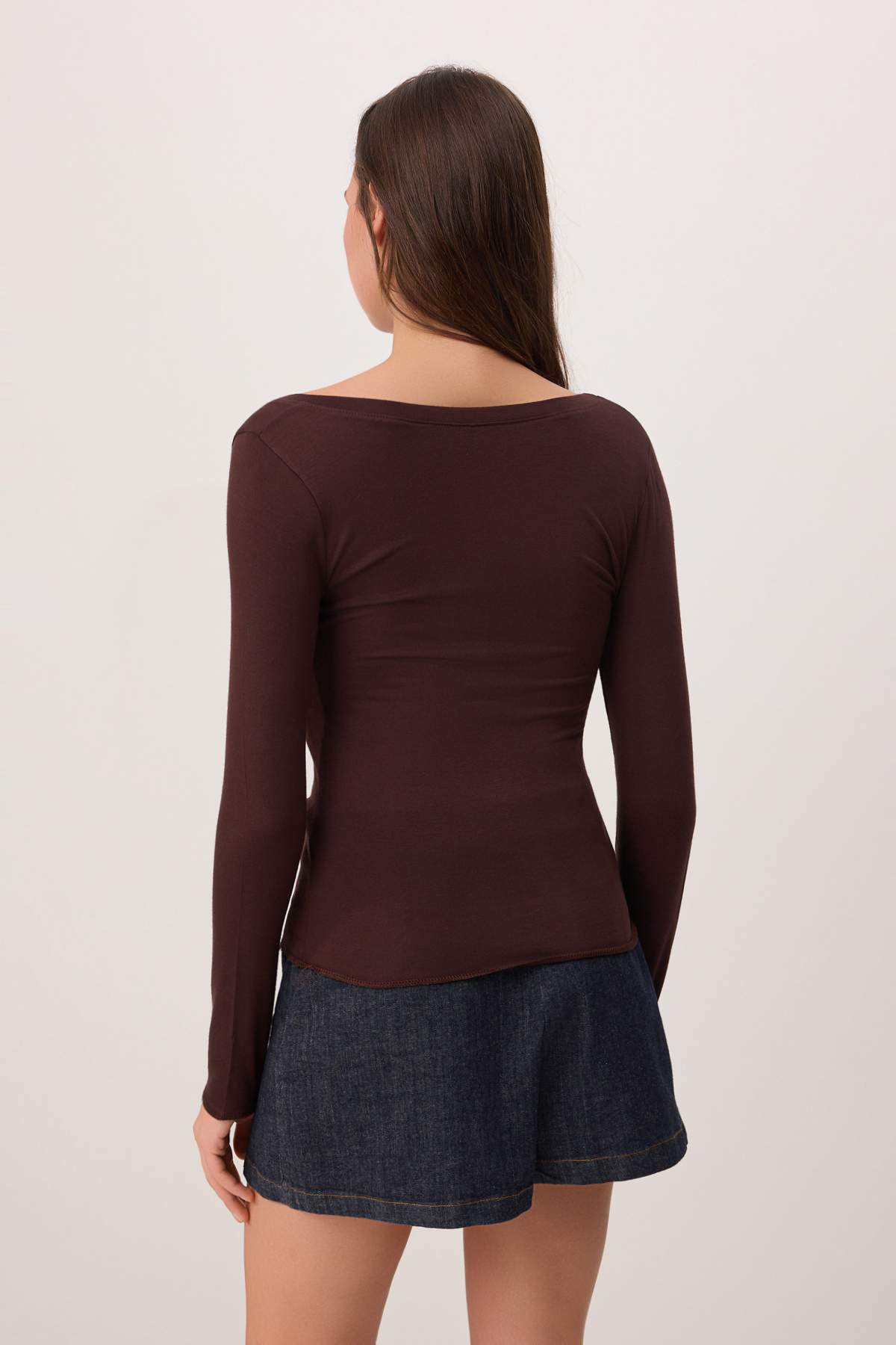 Trendyolmilla  Kahverengi Düz Fitted Havuz Yaka Transparan Uzun Kollu Yumuşak Örme Bluz TWOSS26BZ00744 - Görsel 4