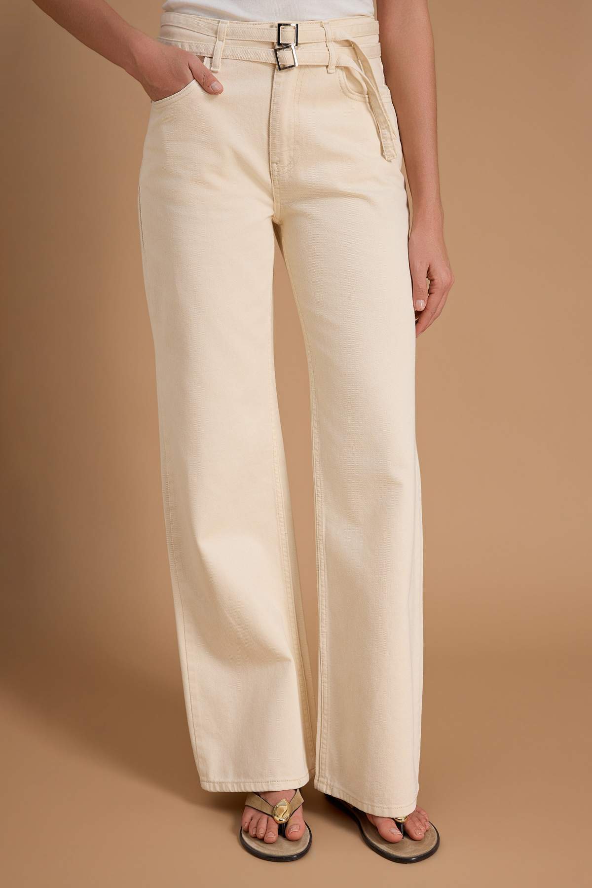 Trendyolmilla  Ekru Yüksek Bel Kemer Detaylı Wide Leg Jeans TWOAW26JE00164 - Görsel 3