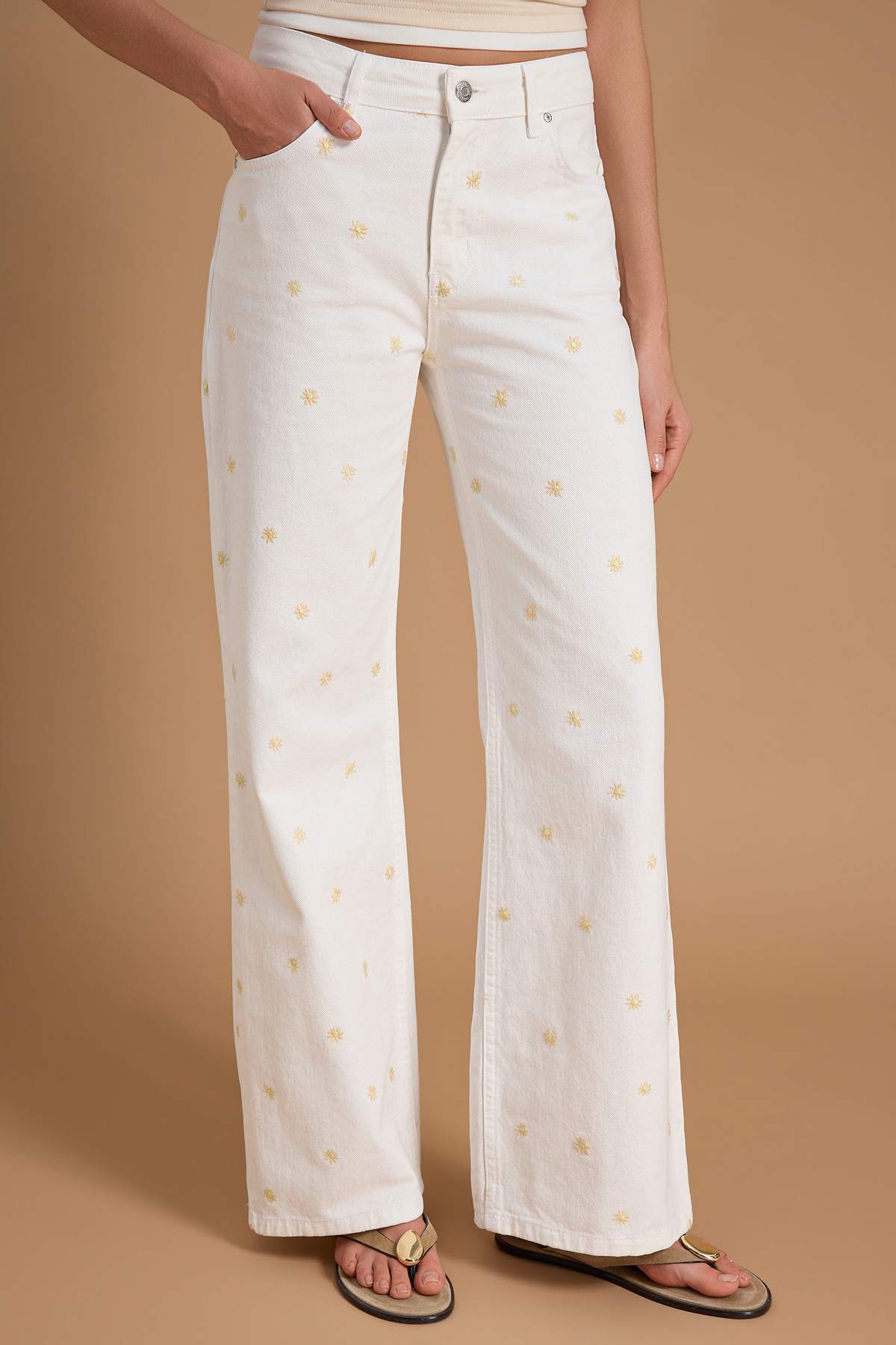 Trendyolmilla  Beyaz Yüksek Bel Wide Leg Çiçek Nakışlı %100 Pamuklu Jeans TWOSS26JE00226 - Görsel 3