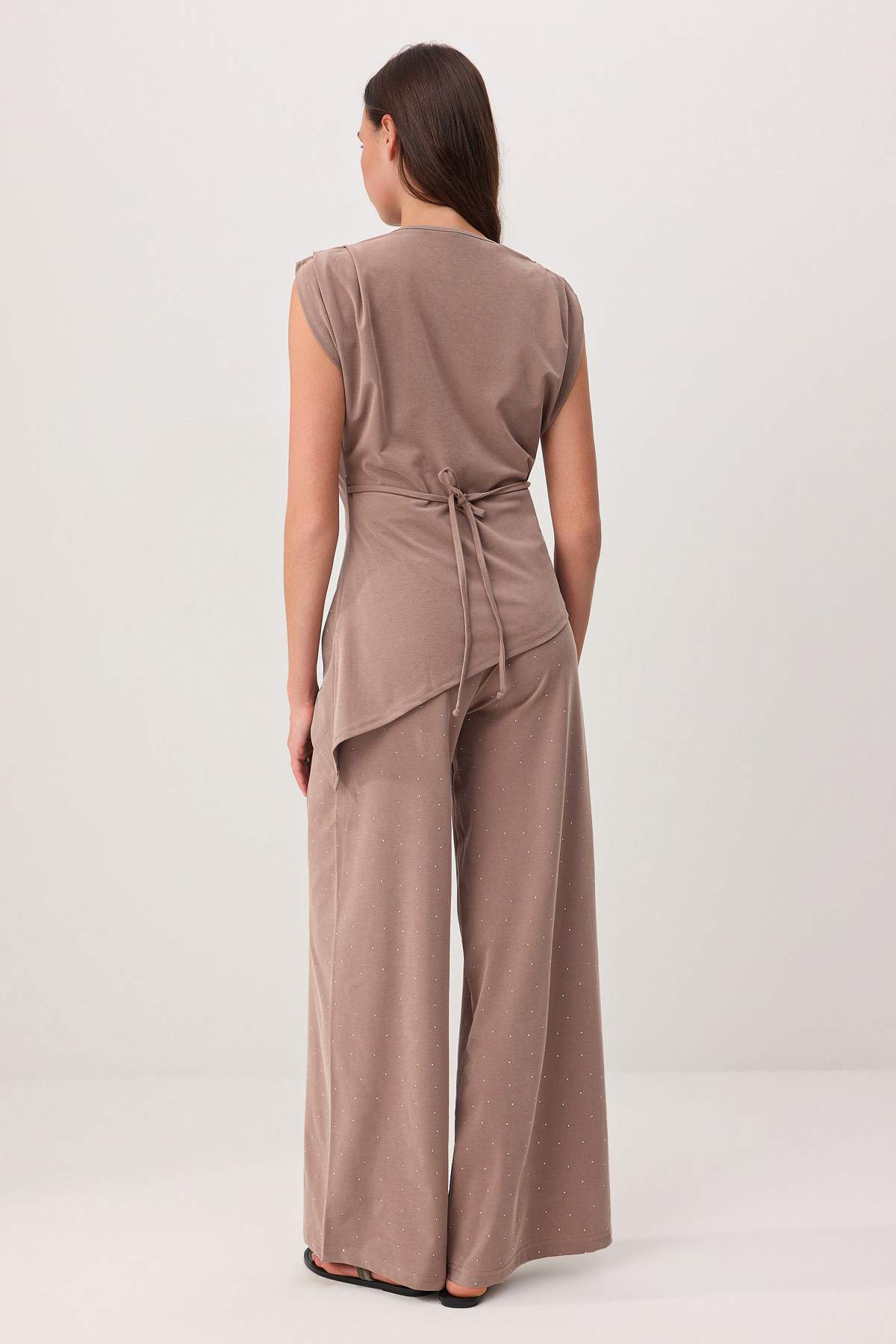 Trendyolmilla  Koyu Premium Lyocell İçerikli Vizon Düz Wide Leg Örme Alt - Üst Takım TWOSS26AU00155 - Görsel 4