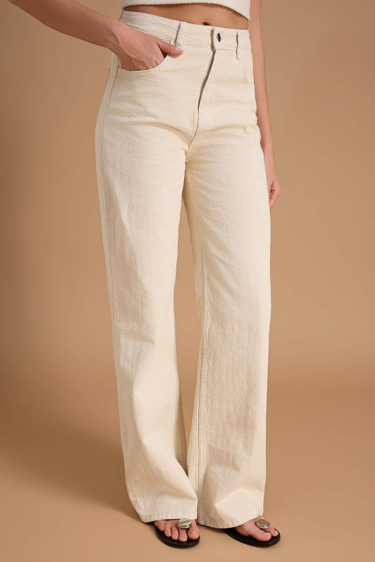 Trendyolmilla  Ekru DOKULU KUMAŞ %100 Pamuk Yüksek Bel Wide Leg Jeans TWOSS26JE00163 - Görsel 3