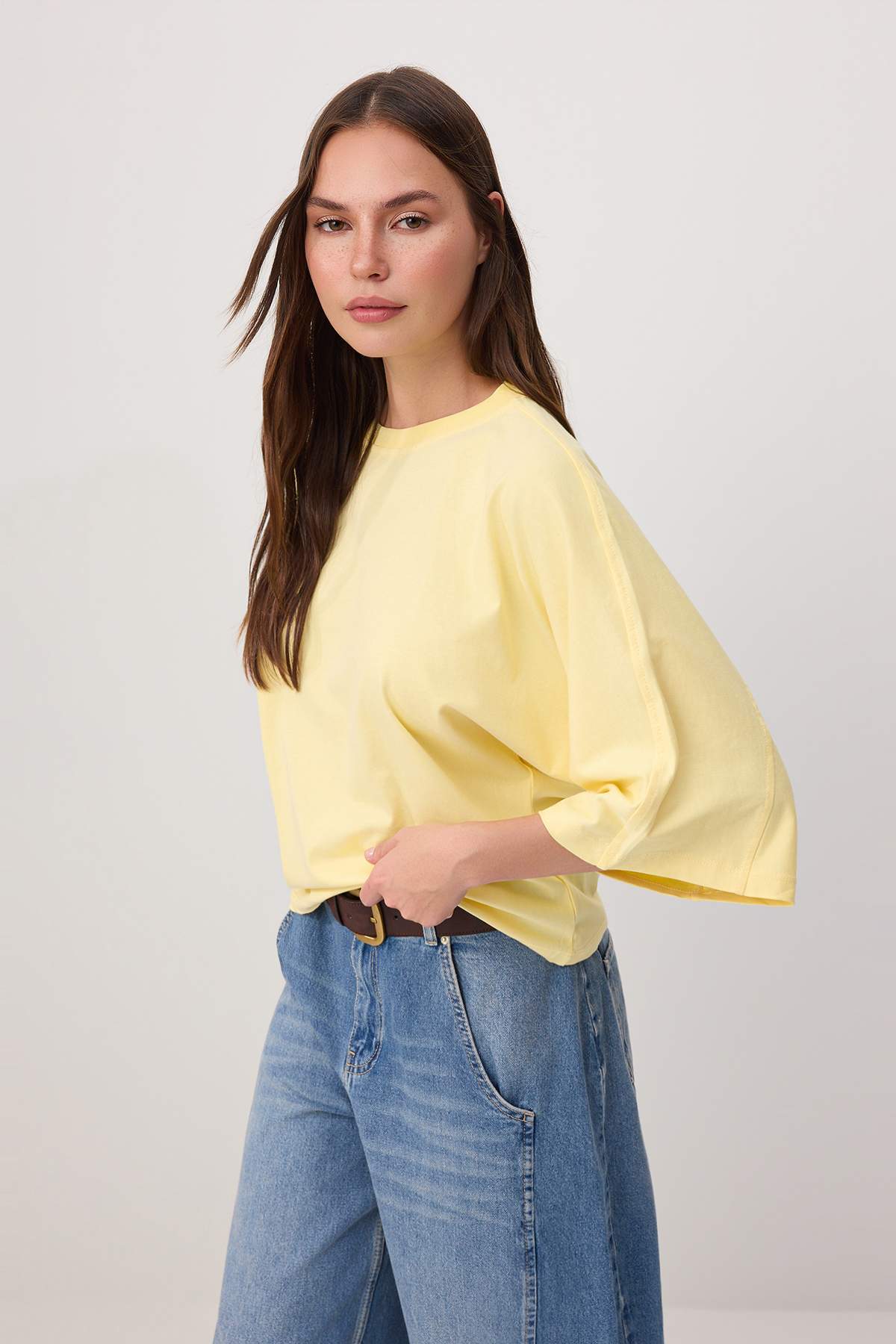 Trendyolmilla  Wardrobe Essentials-Sarı Geniş Kalıp Yarasa Kol %100 Pamuk Örme T-Shirt TWOSS26TS00047