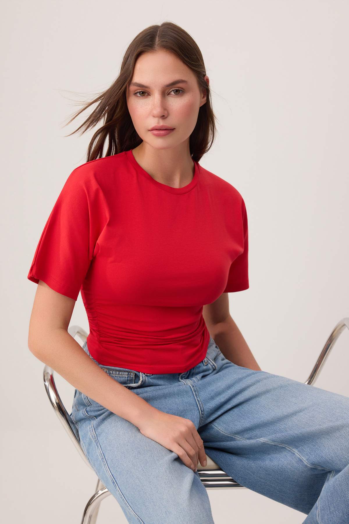 Trendyolmilla  Kırmızı Düz Fitted Bisiklet Yaka Kısa Büzgülü Pamuklu Esnek Örme T-Shirt TWOSS26TS00052 - Görsel 2