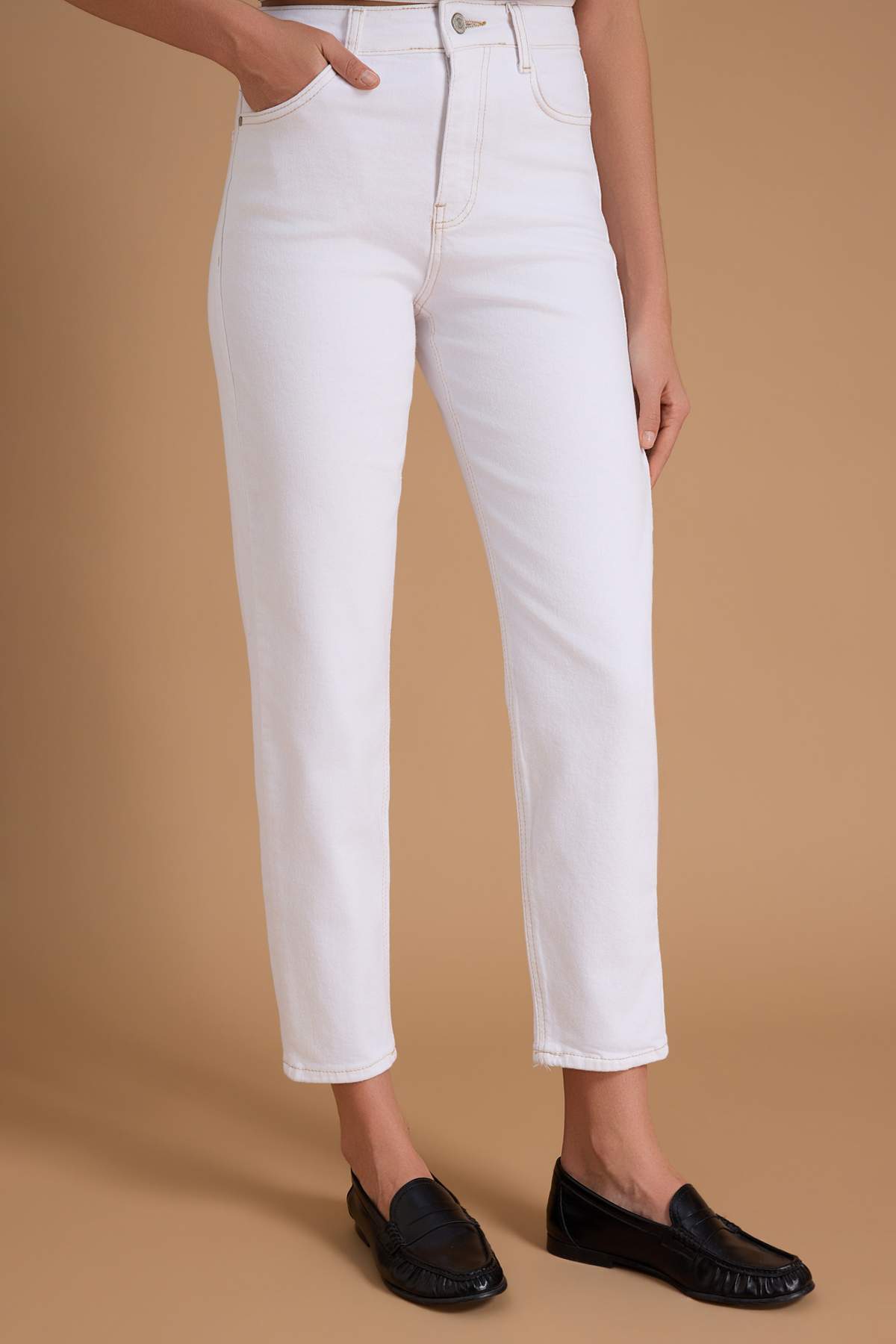 Trendyolmilla  Beyaz Yüksek Bel Orta Esnek Mom Bilek Boy Jeans TWOSS26JE00213 - Görsel 3