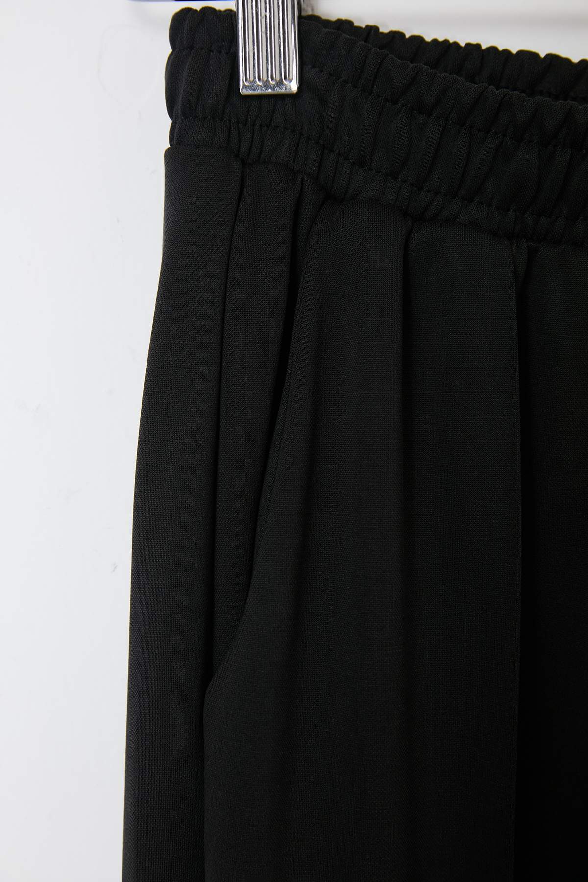 Trendyolmilla  Siyah V Yaka Kısa Kol Rahat Kalıp Dikişli Alt-Üst Modal Takım TDRSS26AU00027 - Görsel 3