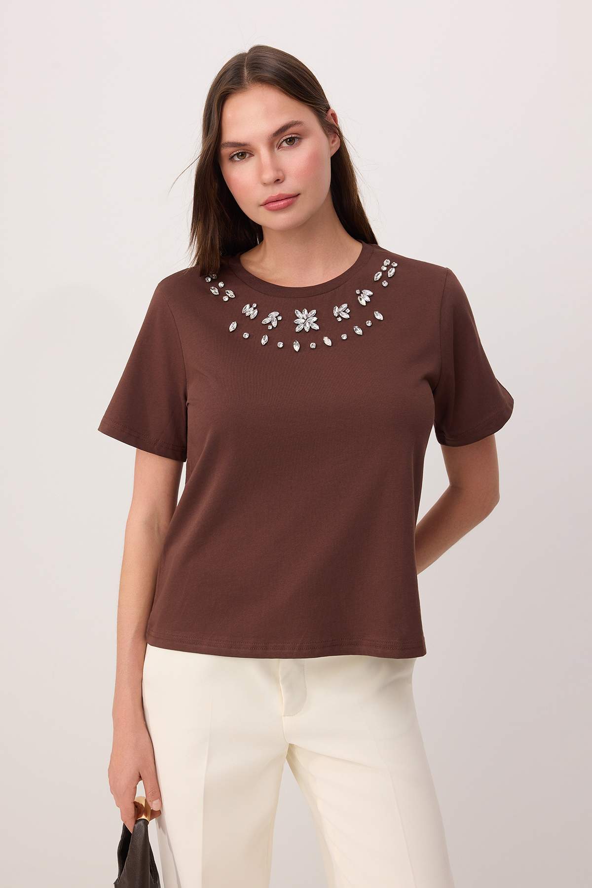 Trendyolmilla Kahverengi Regular/Normal Kalıp Aksesuar Detaylı Tok %100 Pamuk Örme T-Shirt TWOSS26TS00007