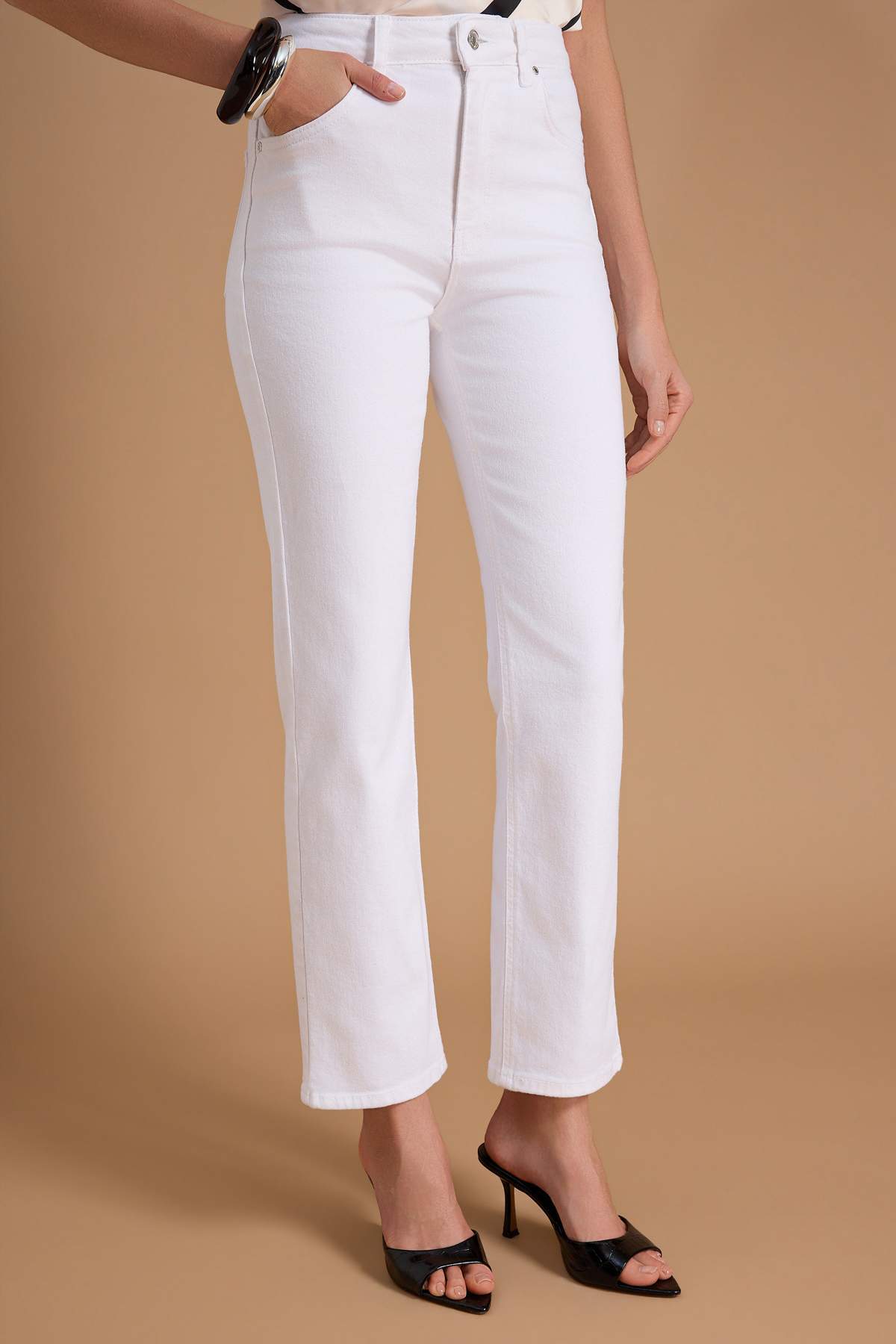 Trendyolmilla  Beyaz Yüksek Bel Orta Esnek Straight Düz Kesim Jeans TWOSS26JE00215 - Görsel 3