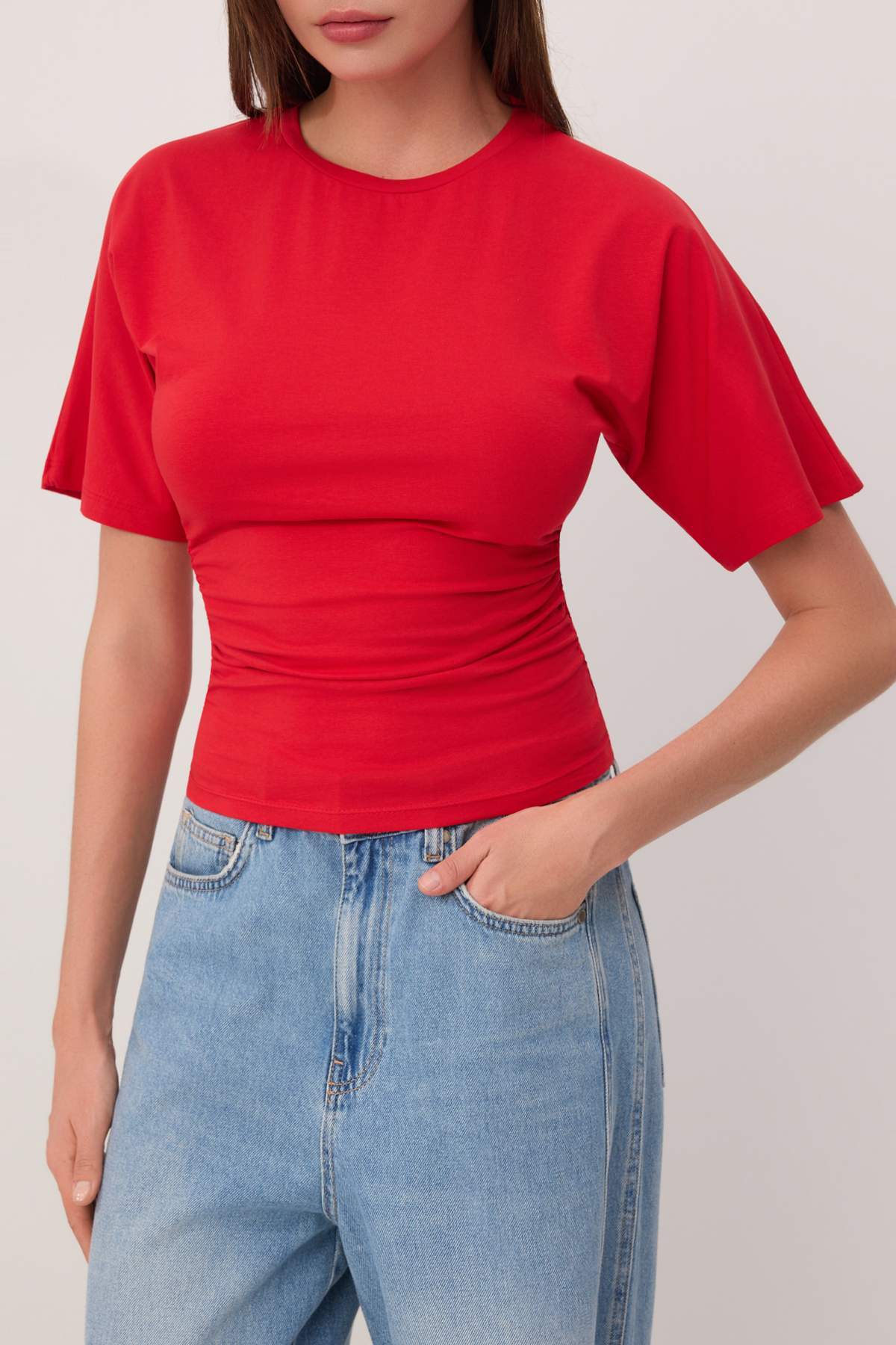 Trendyolmilla  Kırmızı Düz Fitted Bisiklet Yaka Kısa Büzgülü Pamuklu Esnek Örme T-Shirt TWOSS26TS00052 - Görsel 3