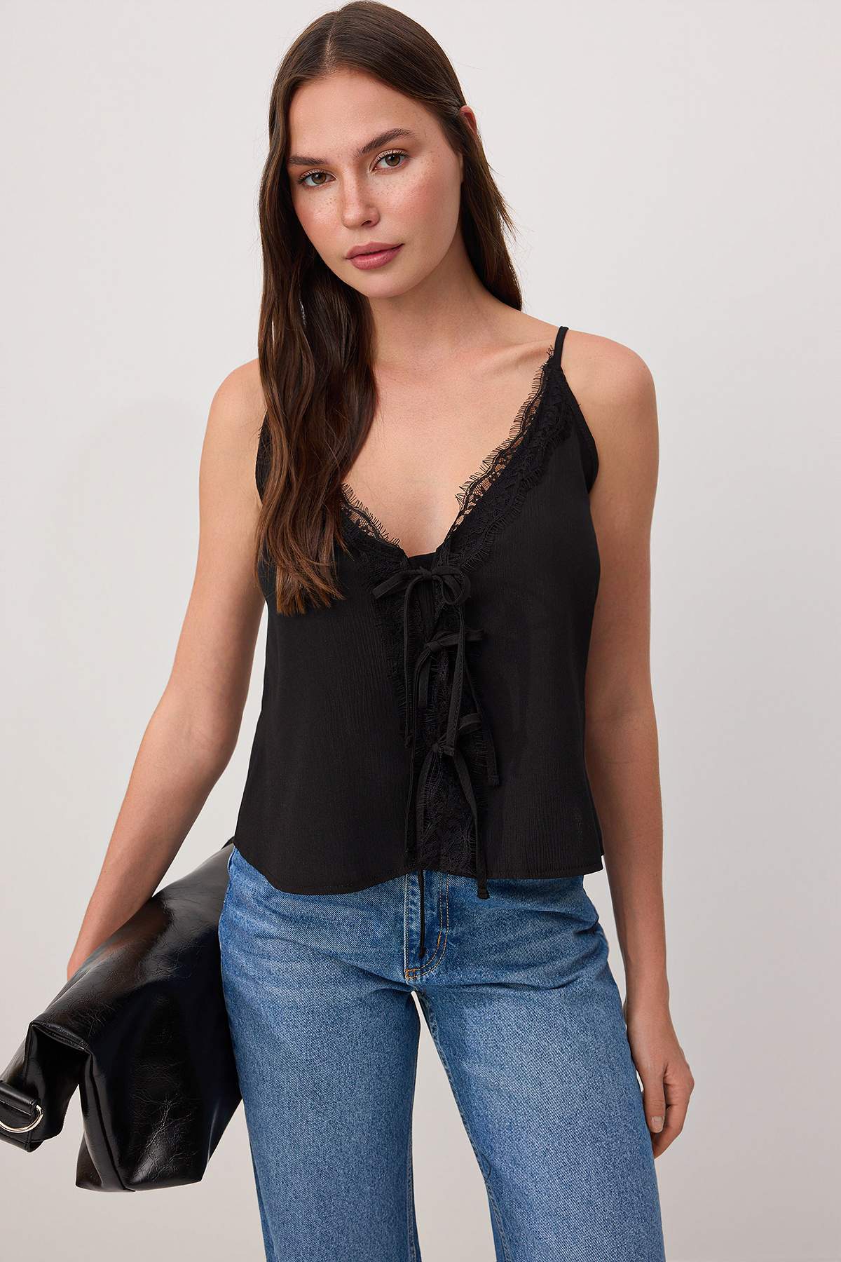 Trendyolmilla Siyah Derin V Yaka Dantel ve Bağlama Detaylı Dokuma Bluz TWOSS26BZ00554