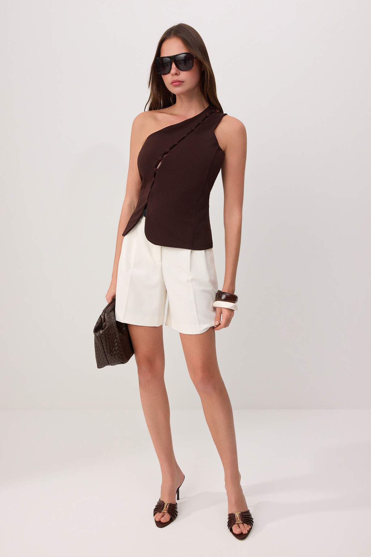 Trendyolmilla  Kahverengi Fitted/Vücuda Oturan Asimetrik Yaka Kolsuz Düğmeli Scuba Krep Örme Bluz TWOSS26BZ00278 - Görsel 2