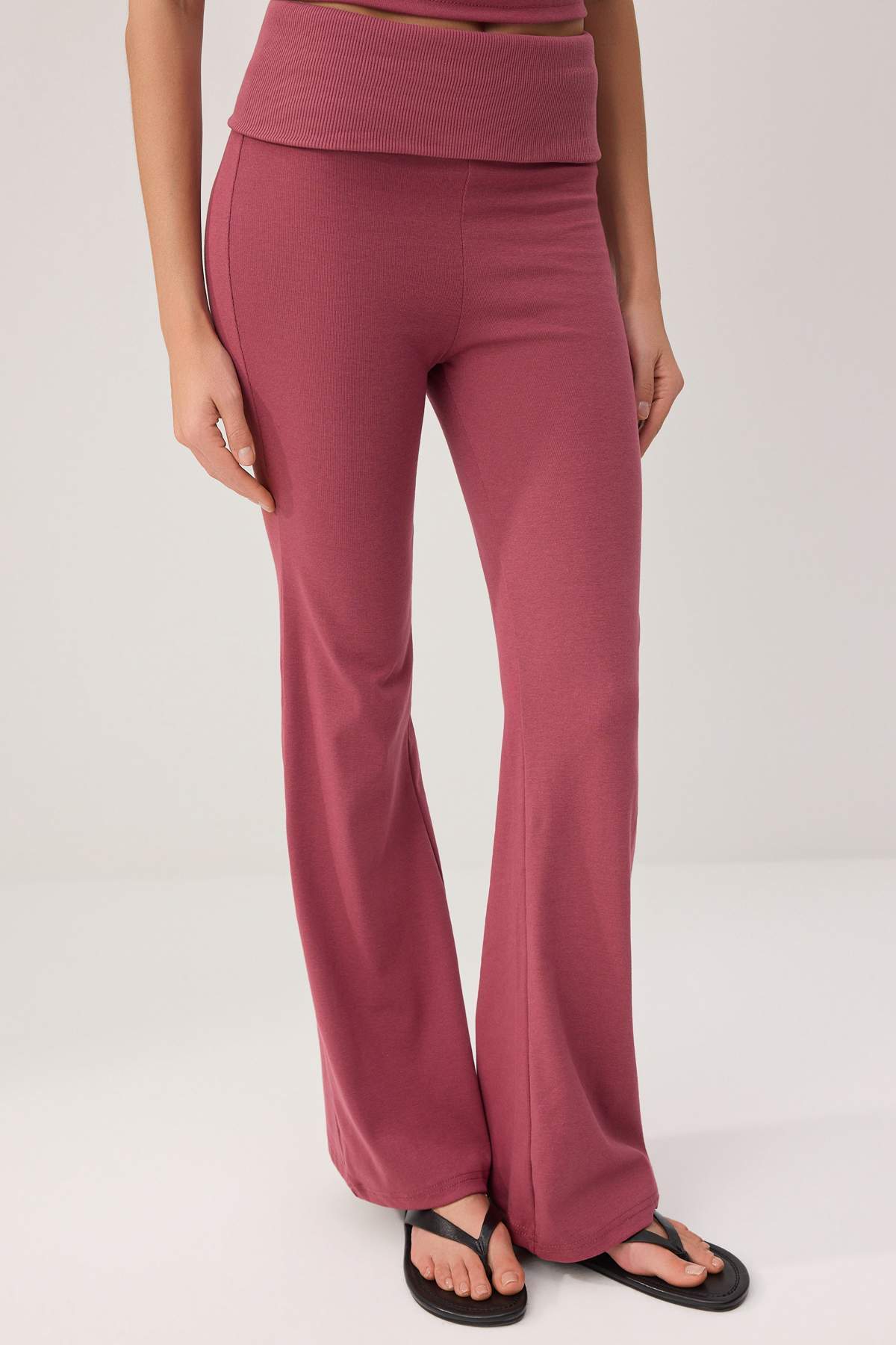 Trendyolmilla  Wardrobe Essentials-Gül Kurusu Fitted/Vücuda Oturan Kolsuz Örme Alt-Üst Takım TWOSS26AU00122 - Görsel 3