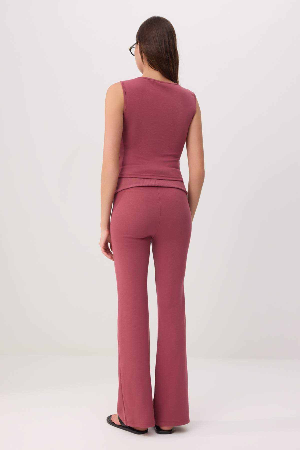 Trendyolmilla  Wardrobe Essentials-Gül Kurusu Fitted/Vücuda Oturan Kolsuz Örme Alt-Üst Takım TWOSS26AU00122 - Görsel 4