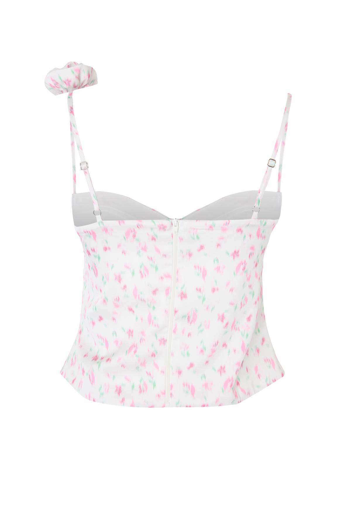 Trendyolmilla  Limited Edition Beyaz Çiçekli Kalp Yaka Çiçek Aksesuarlı Dokuma Saten Bluz TPRSS26BZ00066 - Görsel 3