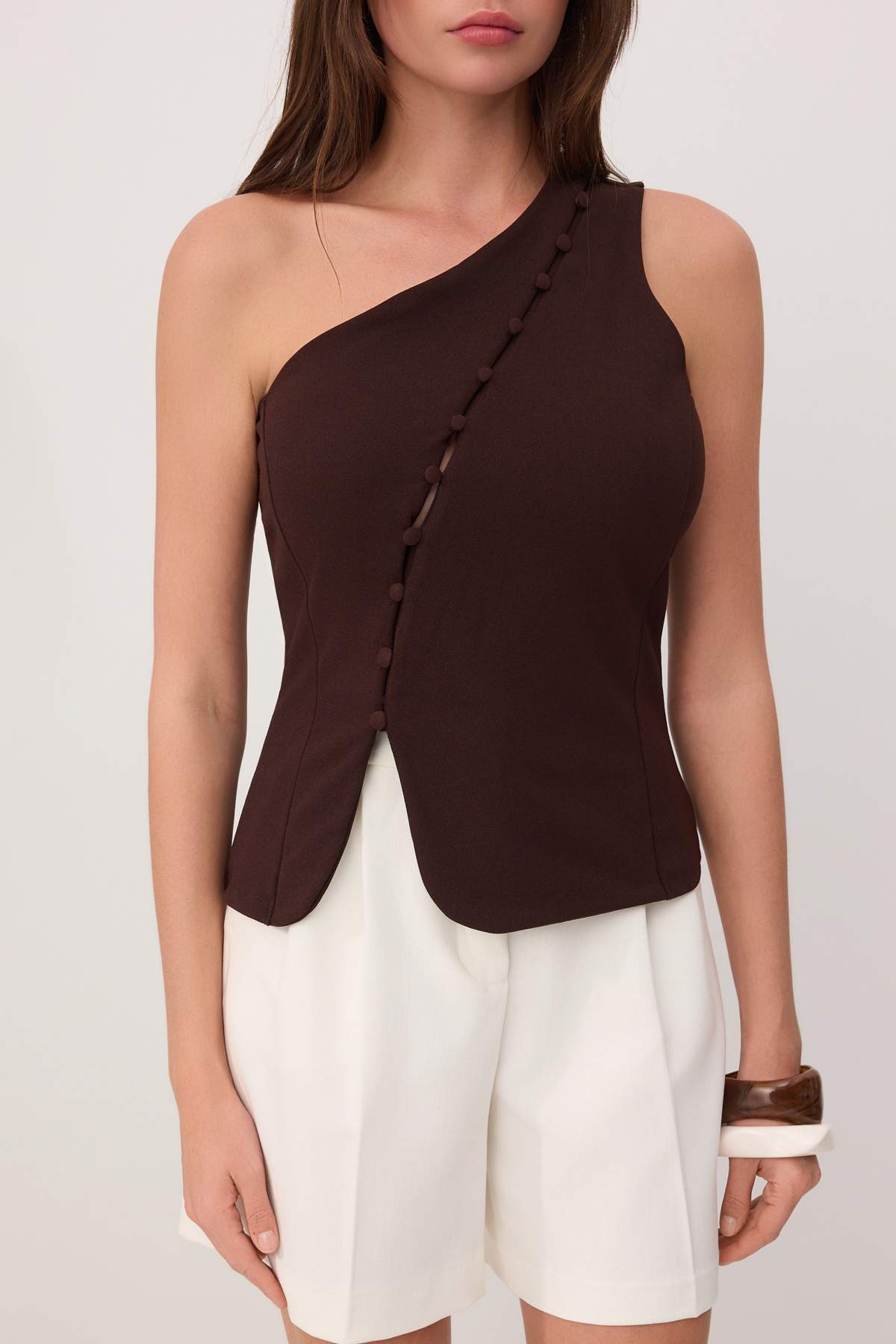 Trendyolmilla  Kahverengi Fitted/Vücuda Oturan Asimetrik Yaka Kolsuz Düğmeli Scuba Krep Örme Bluz TWOSS26BZ00278 - Görsel 3