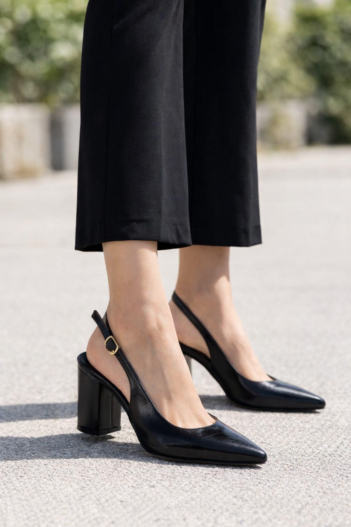 livens  VELORA Kadın Siyah Rugan Arkası Açık Bantlı Sivri Burun Kalın Topuklu Ayakkabı