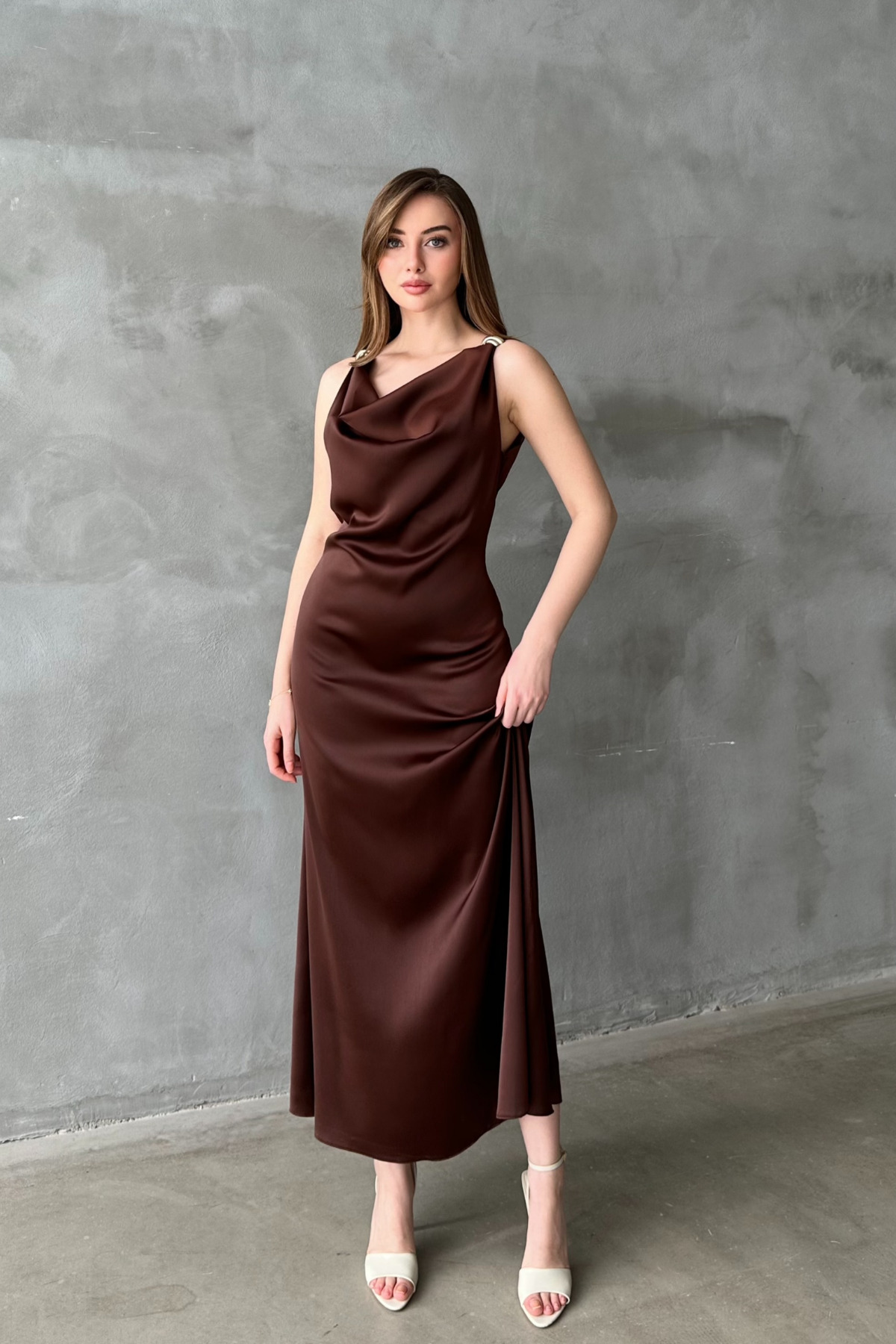Elbee Fashion Woman  Kahverengi Saten Degaje Yaka Omuzlar Tokalı Elbise