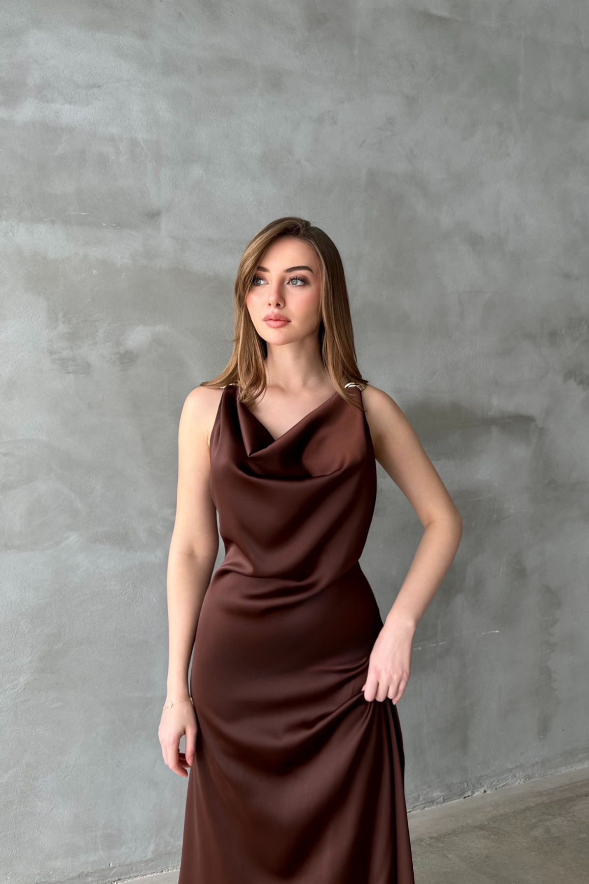Elbee Fashion Woman  Kahverengi Saten Degaje Yaka Omuzlar Tokalı Elbise - Görsel 3