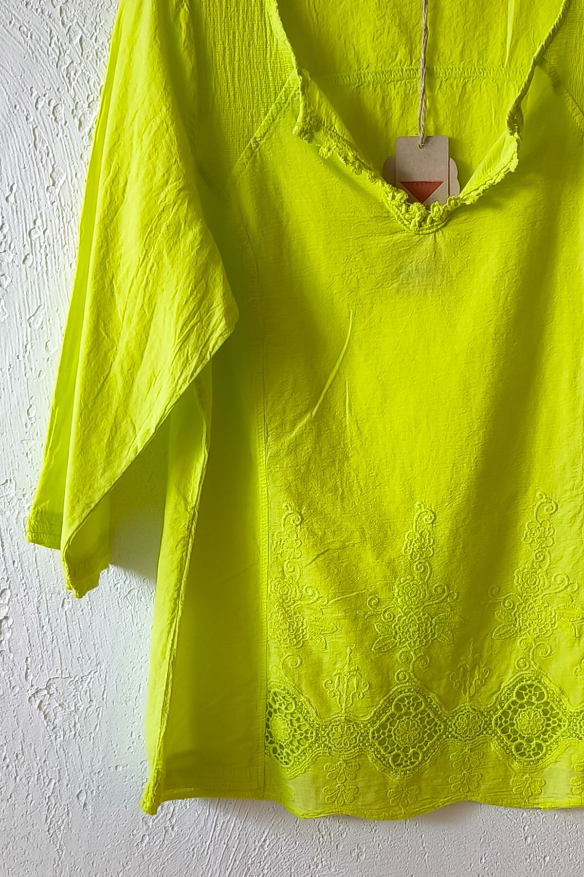 Chiccy  Neon Sarı Alttan Britli Yaka Düğmeli 3/4 Kol Delikişi Nakışlı Pamuklu Oversize Dokuma Bluz 65 51 - Görsel 3