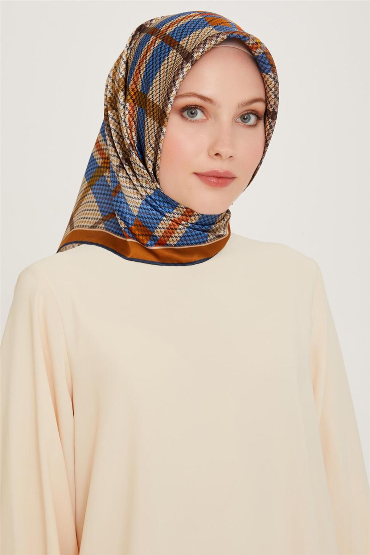 Geometrik Desenli Sura Saf İpek Eşarp 9247D 01