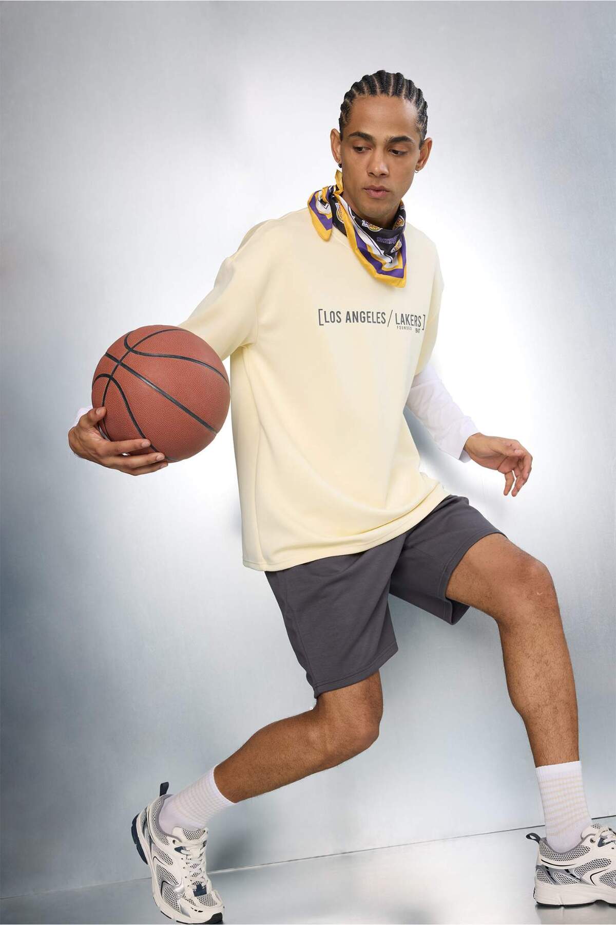 DeFacto Ultra Yumuşak NBA Los Angeles Lakers Standart Fit Şort F9802AX26SP