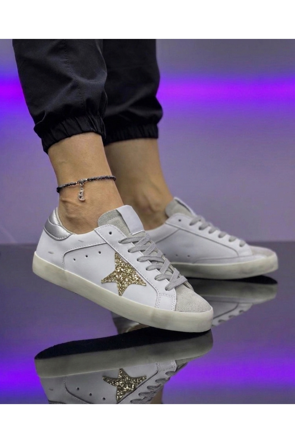 حذاء المشي اليومي بتطريز نجمة ذهبية وتفاصيل عتيقة