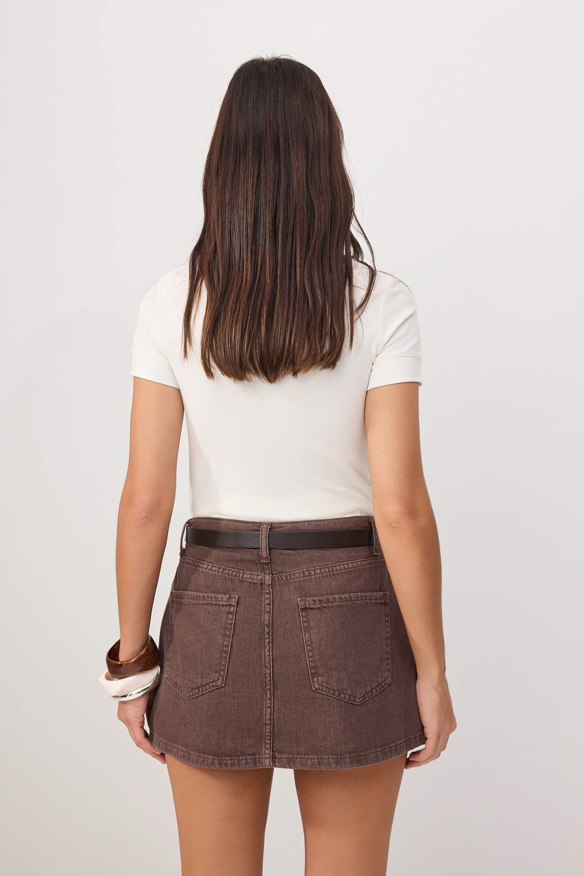 Trendyolmilla  Kahverengi Kemer Detaylı Arkası Etek Görünümlü Denim Şort Etek TWOAW26SR00020 - Görsel 6